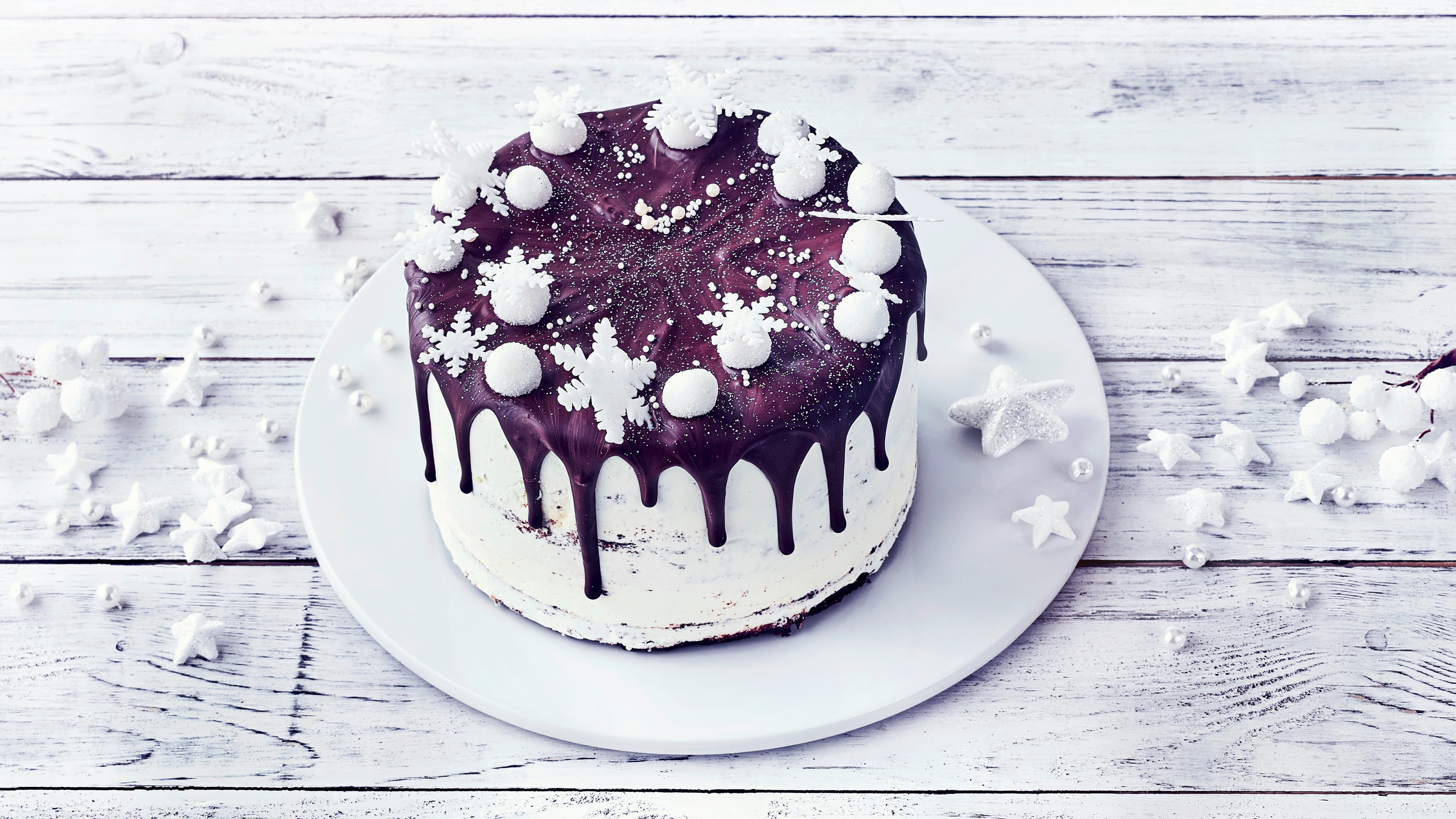Motivtorte Weihnachten Winter-Wunderland in Tortenform: Schokoladensoße und Eiskristalle verzieren diese Motivtorte zu Weihnachten. Lassen Sie es sich und Ihren Lieben schmecken.