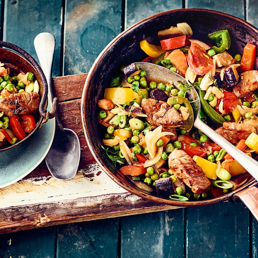 Kennen Sie schon das kroatische Traditionsgericht "Muckalica"? Probieren Sie unser Rezept für scharf gewürztes Schweinefilet mit Paprika, Tomate, Aubergine und Chili einmal aus – fertig in 45 Minuten!