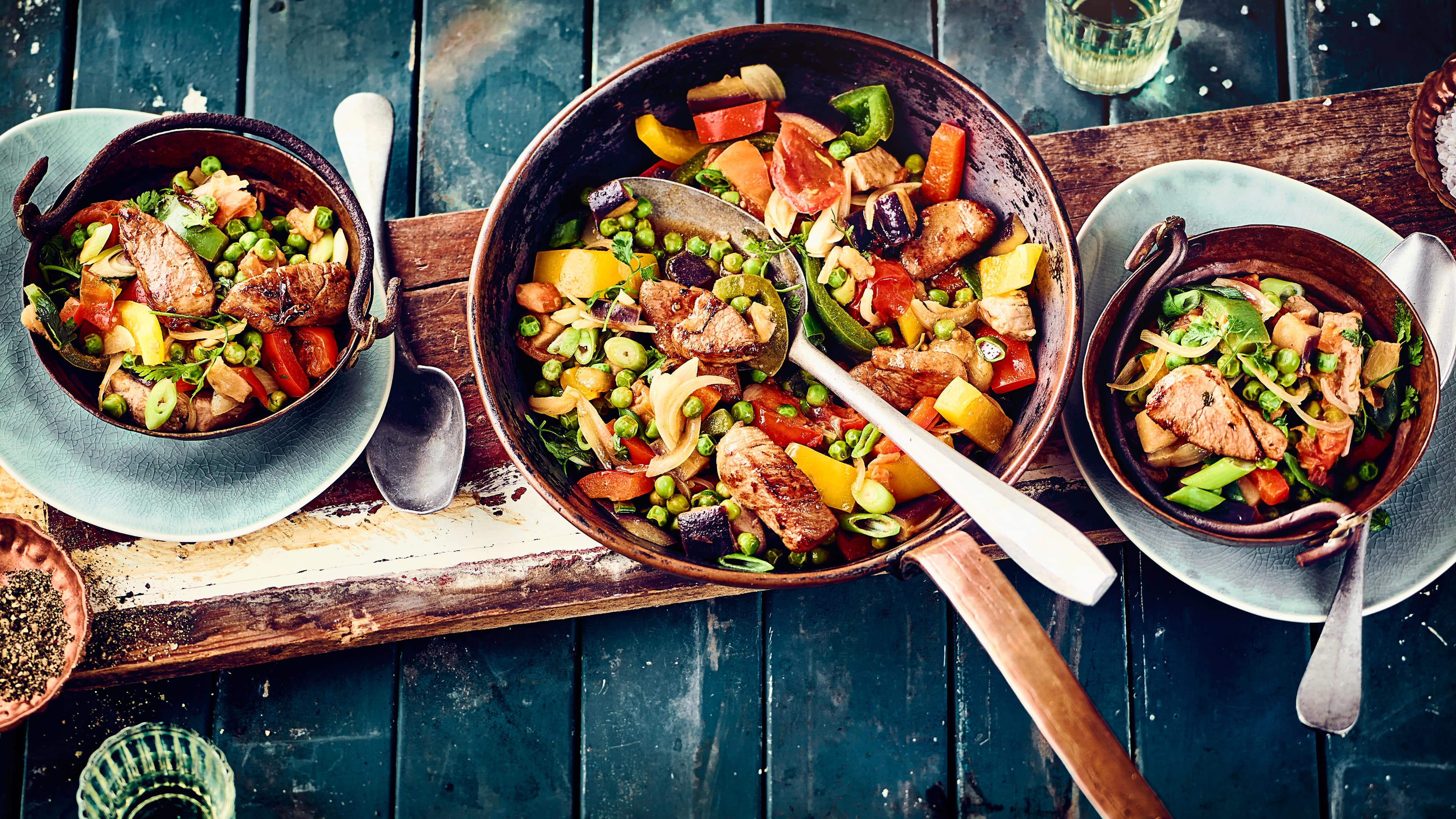 Muckalica Kennen Sie schon das kroatische Traditionsgericht "Muckalica"? Probieren Sie unser Rezept für scharf gewürztes Schweinefilet mit Paprika, Tomate, Aubergine und Chili einmal aus – fertig in 45 Minuten!
