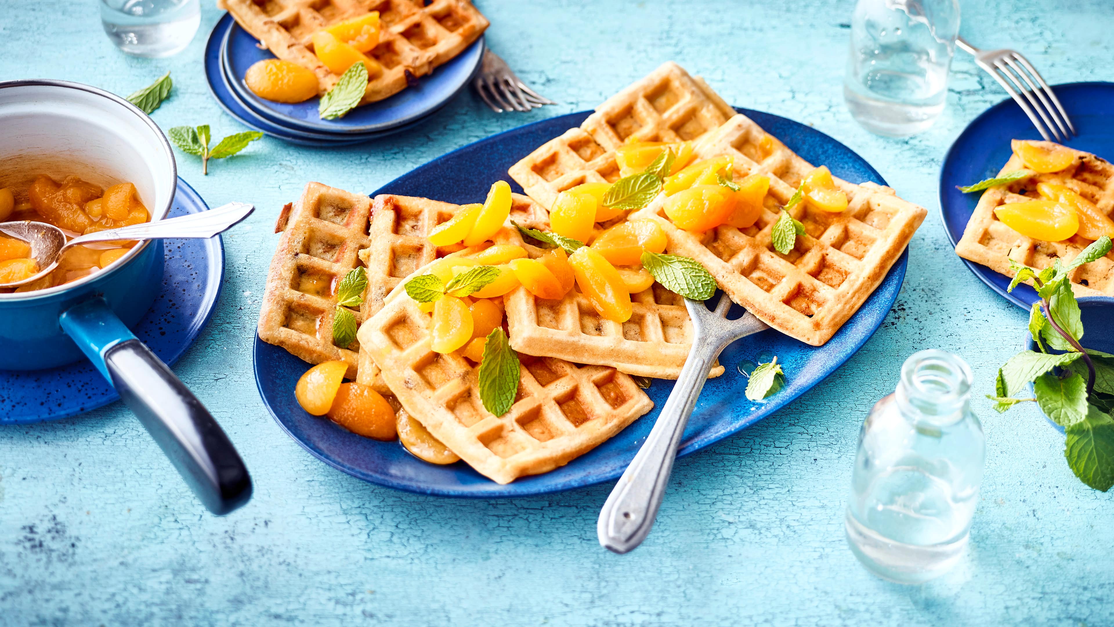 Müsli-Dinkelwaffeln Leckere gesunde Waffeln aus Dinkelmehl und Müsli mit einem frischen selbstgemachten Nektarinen-Kompott.