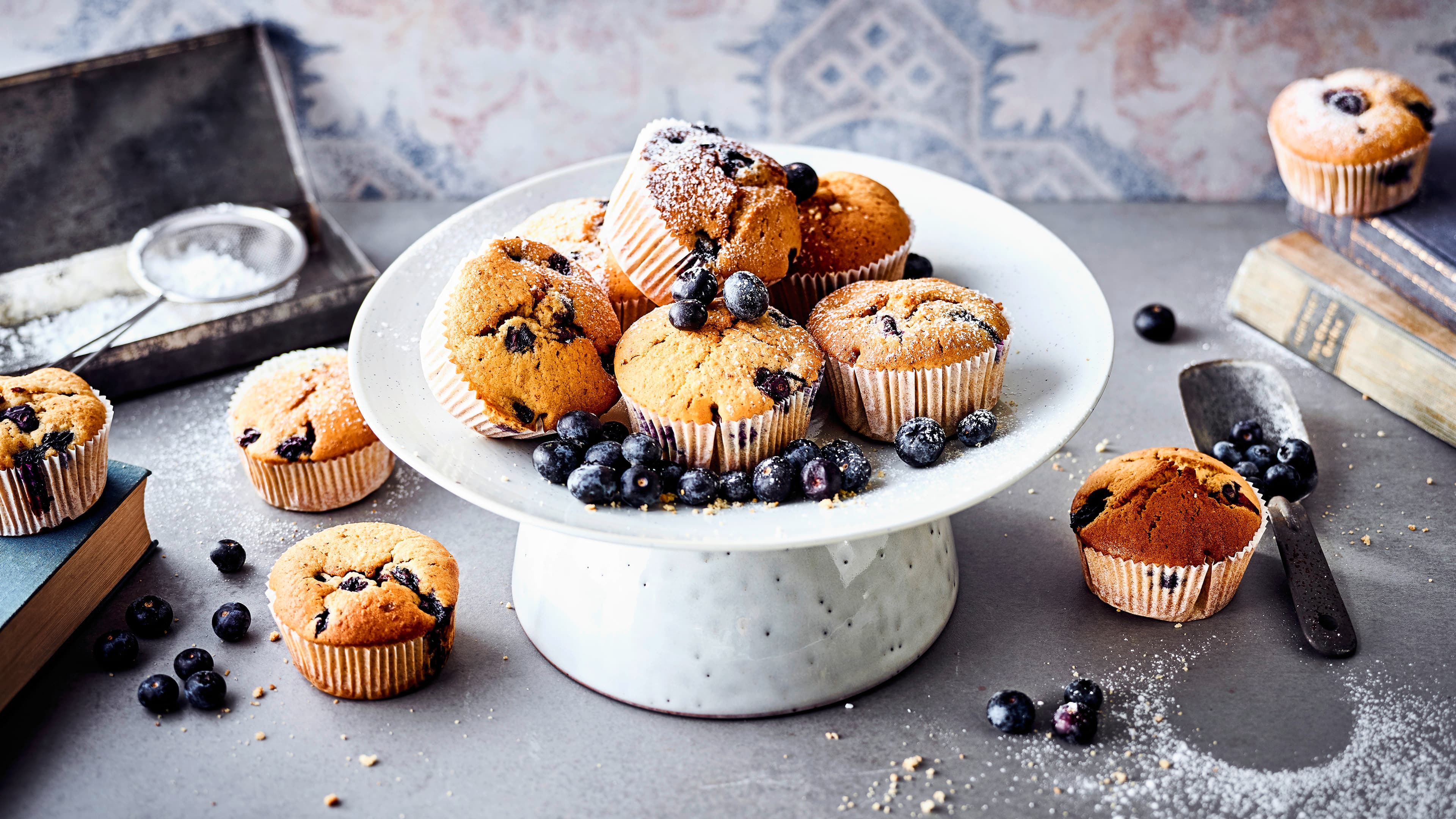 Muffins mit Blaubeeren Haben Sie Appetit auf ein fruchtiges Sommergebäck? Dann probieren Sie unsere schnellen Muffins aus gemahlenen Mandeln mit Blaubeeren – fertig in 40 Minuten!