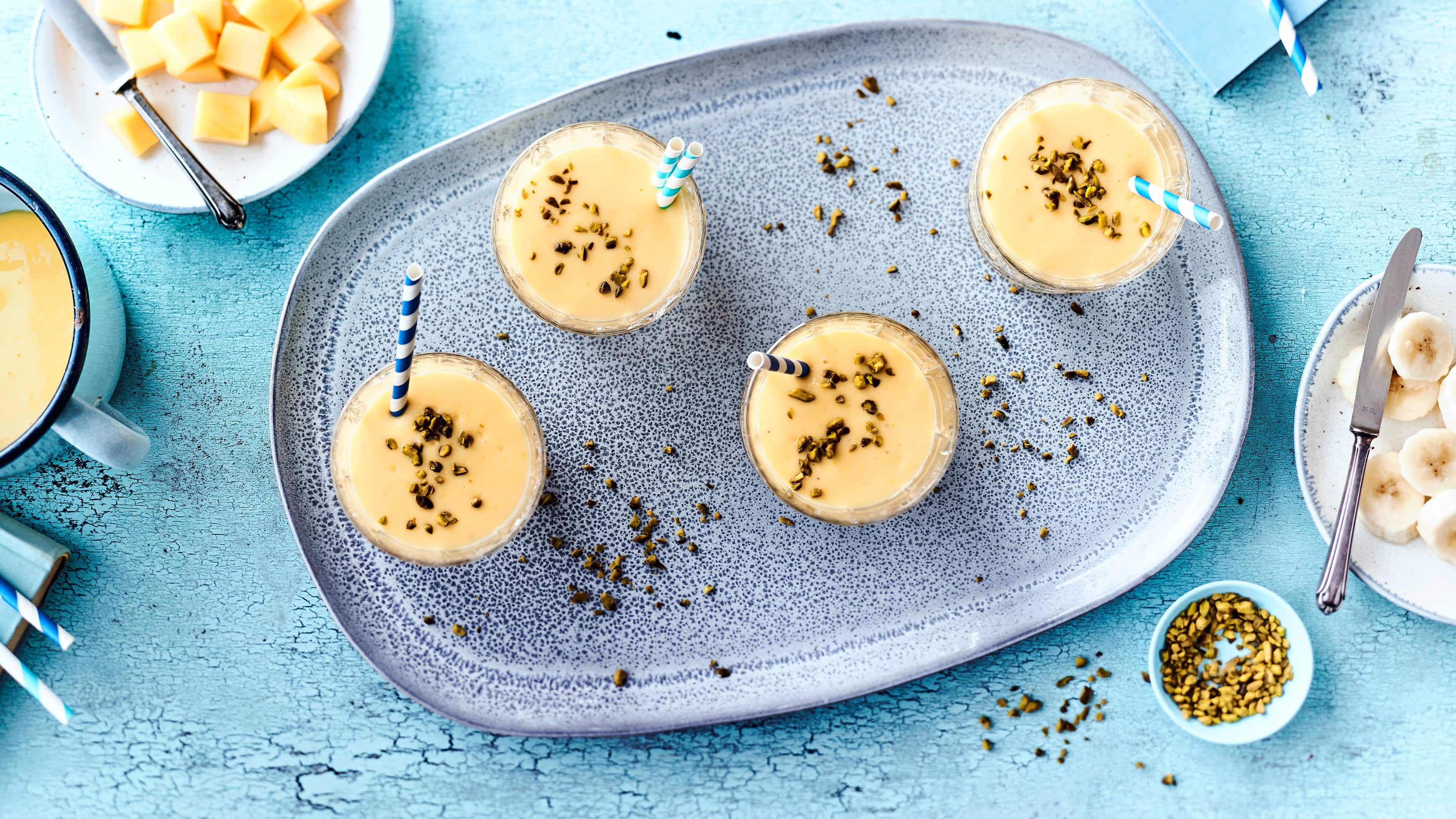 Munterer Mango-Mix Lust auf einen munteren Drink mit Karibik-Flair, der nach exotischen Früchten schmeckt? Probieren Sie unseren frischen Mango-Bananen-Joghurt-Mix!