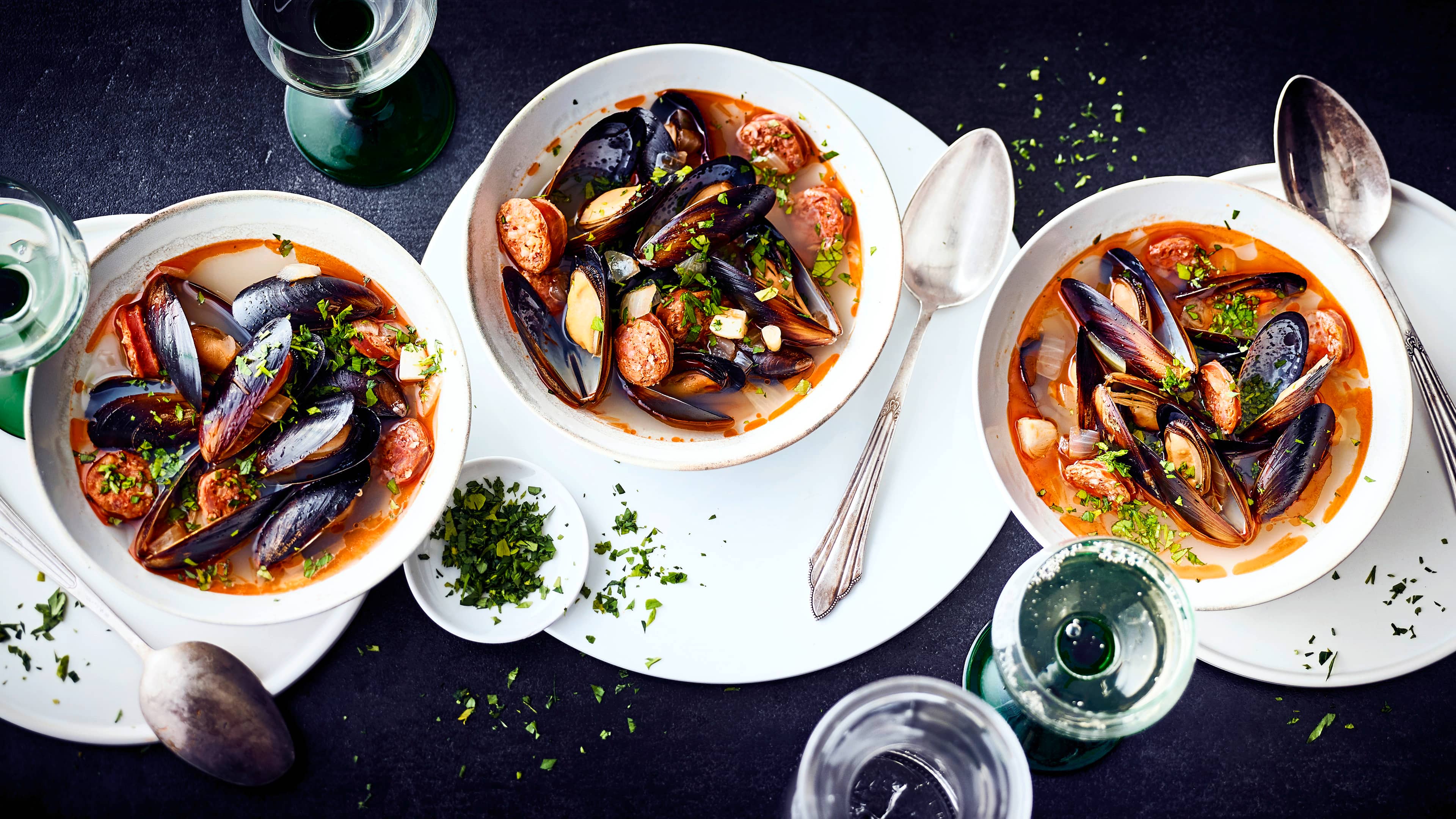 Muscheln mit Chorizo Miesmuscheln mit Chorizo, eine Kombination, die Sie unbedingt probieren sollten. Die würzige Rohwurst passt hervorragend zu den in Weißwein geschwenkten Muscheln.