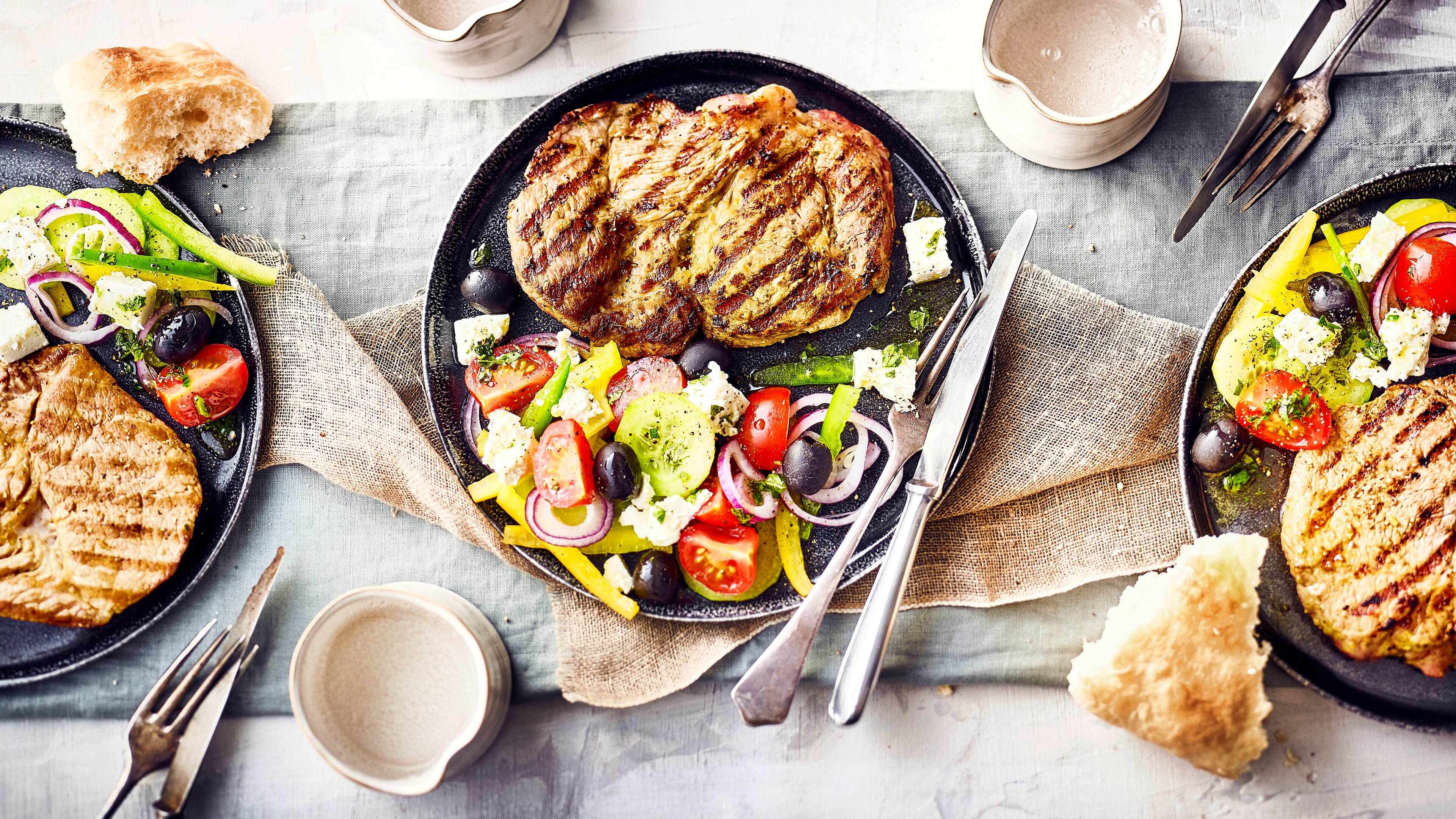 Nackensteak mit Bauernsalat Perfekt für den Grill: Mit unserem Rezept zaubern Sie ein saftiges Nackensteak mit mediterranem Bauernsalat und Fladenbrot auf die Teller Ihrer Gäste.