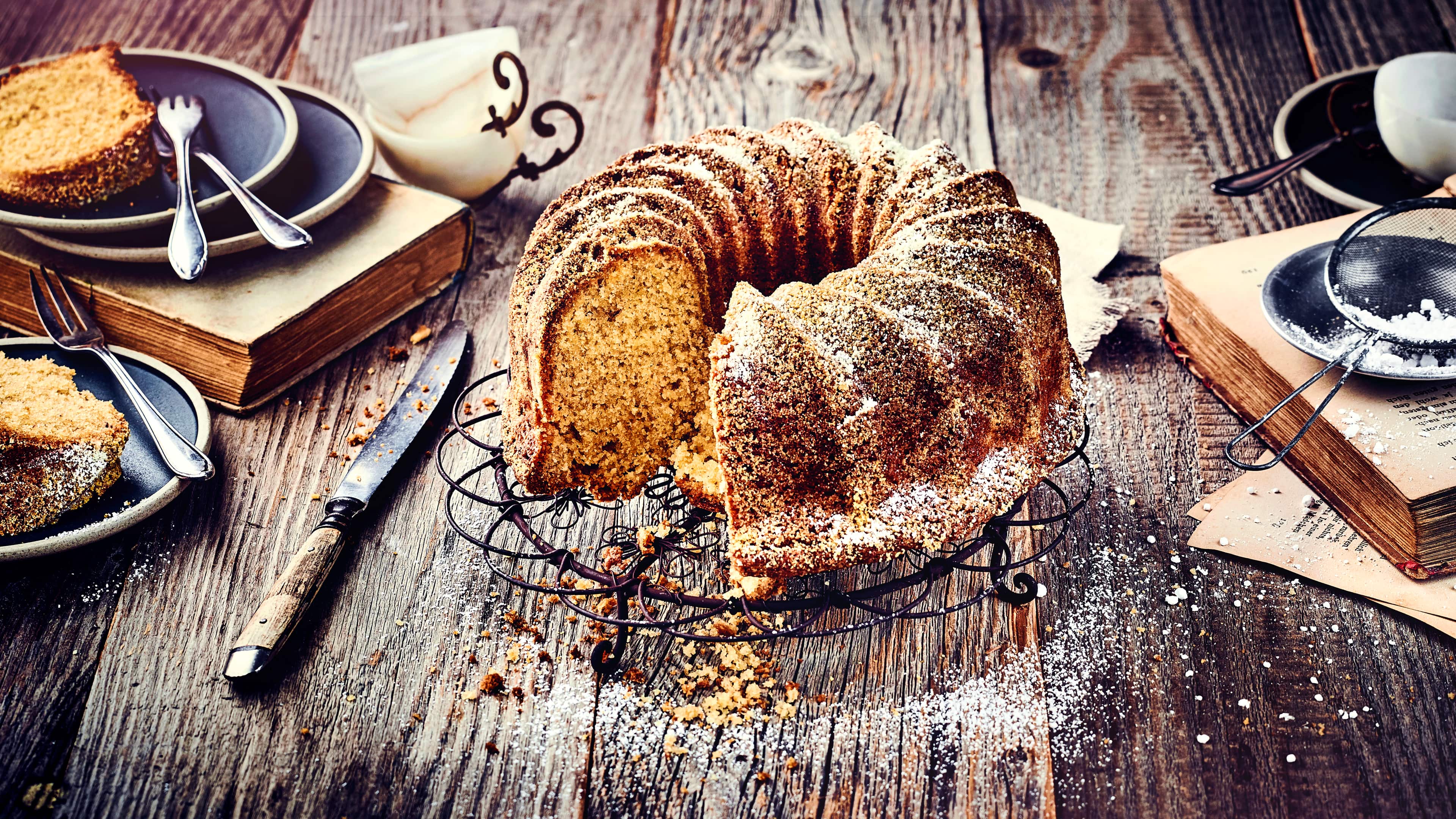 Napfkuchen Ein Napfkuchen – oft auch als Topfkuchen oder Gugelhupf bezeichnet – bildet das Herzstück an der Kaffeetafel. Die Form des Kuchens ist sogar schon aus der Antike bekannt!