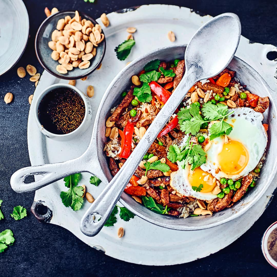 Nasi Goreng können Sie auf viele Weisen zubereiten. Wir haben uns hier für die Variante mit Rindfleisch und Spiegelei entschieden, die in nur 35 Minuten zubereitet ist und typisch asiatisch gewürzt wird.