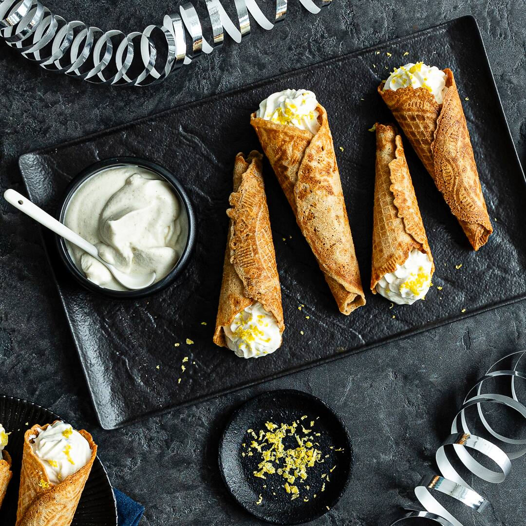Es gibt sie traditionell zum Jahreswechsel: Leckere Neujahrskuchen, oft auch Krüllkuchen oder ganz einfach Hippen genannt.