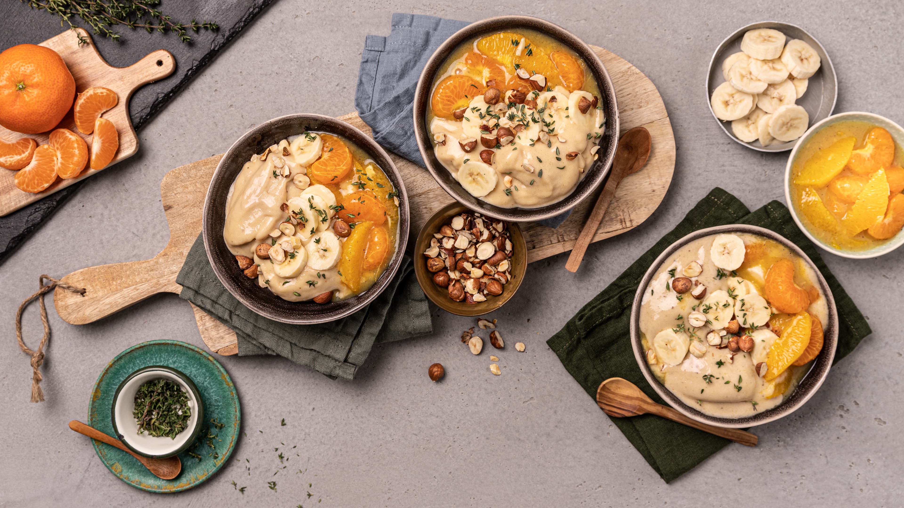 Nicecream Ein veganes „Eis“ auf Grundlage von Bananen: Nicecream mit Haferdrink und Ahornsirup und dazu jede Menge leckere Toppings.