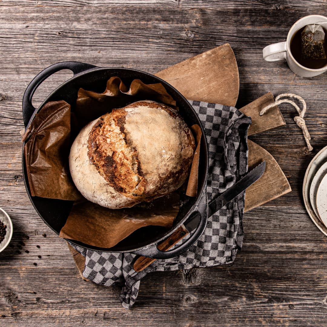 Nur rühren, nicht kneten - Anstatt den Teig zu kneten, wird bei unserem No Knead Bread auf eine lange Fermentationszeit gesetzt.