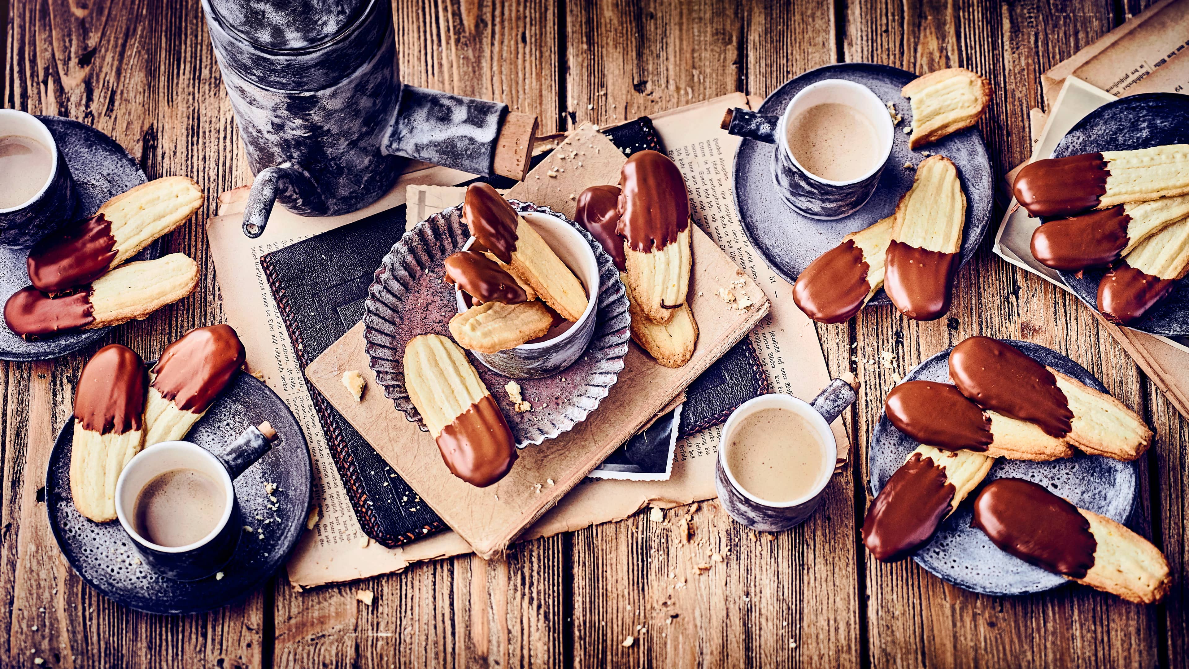 Nougat Spritzgebäck Adventlich zum Weihnachtskaffee oder auch einfach als süßer Snack für Zwischendurch: Unser Nougat Spritzgebäck mit Schokoladenglasur!