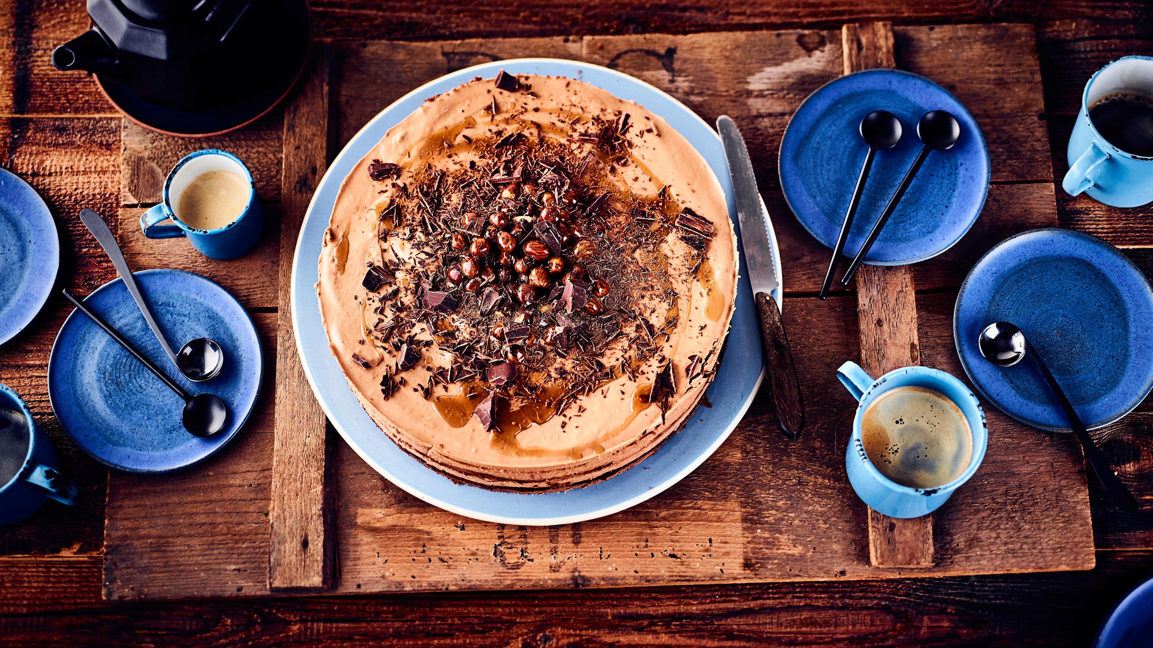 Nougat Torte Ein krümeliger Schoko-Nuss-Boden getoppt mit köstlicher Nougat-Creme und lecker dekoriert – unsere Nougat Torte ist ein wahrgewordener Traum.