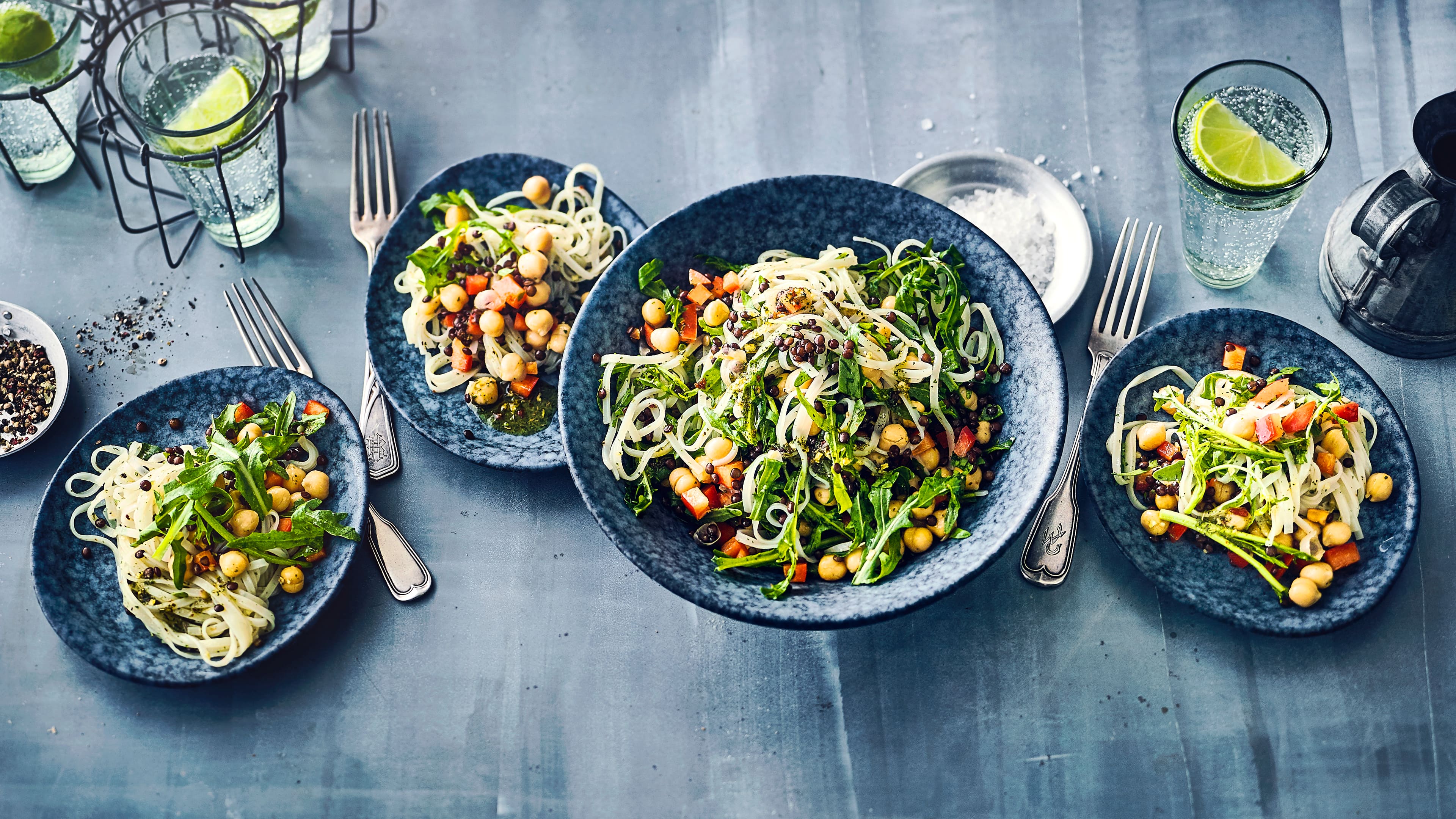 Nudel-Linsen-Salat Ein sättigender Salat mit Hülsenfrüchten, Reisnudeln und Rucola – schnell zubereitet, vegetarisch und eine tolle Kombination.
