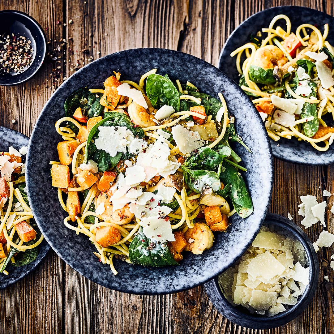 Raffinierte Kombination: Probieren Sie unser Rezept für Nudeln mit Kürbis, Garnelen, Spinat, Schafsmilchjoghurt und Kräuterseitlingen aus!