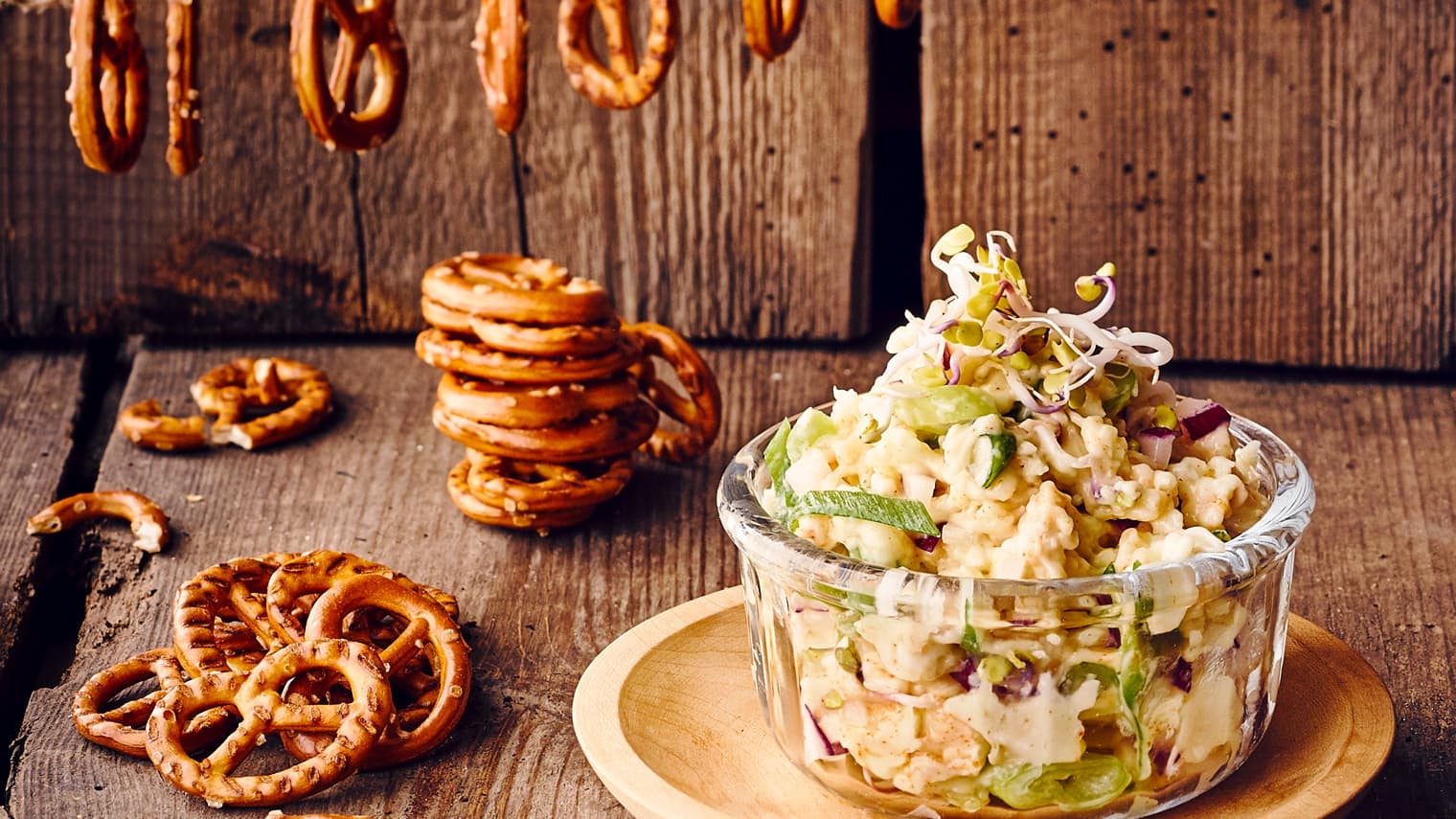Obazda mit Radieschen Bereiten Sie die bayrische Käsespezialität selbst zu und genießen Sie zur Brotzeit mit unseren Obazda-Rezepte würzigen Käse zu Brezel und Bier.
