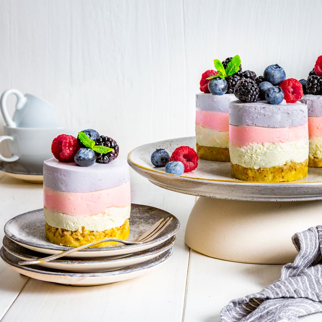 Kleine Minitorten für einen besonderen Anlass: Unser Rezept für Ombré-Beeren-Cremetörtchen zeigt Ihnen wie Sie aus einem knusprigen Müsli-Boden, sahniger Creme und zweierlei Beerencreme die kleinen Törtchen herstellen.