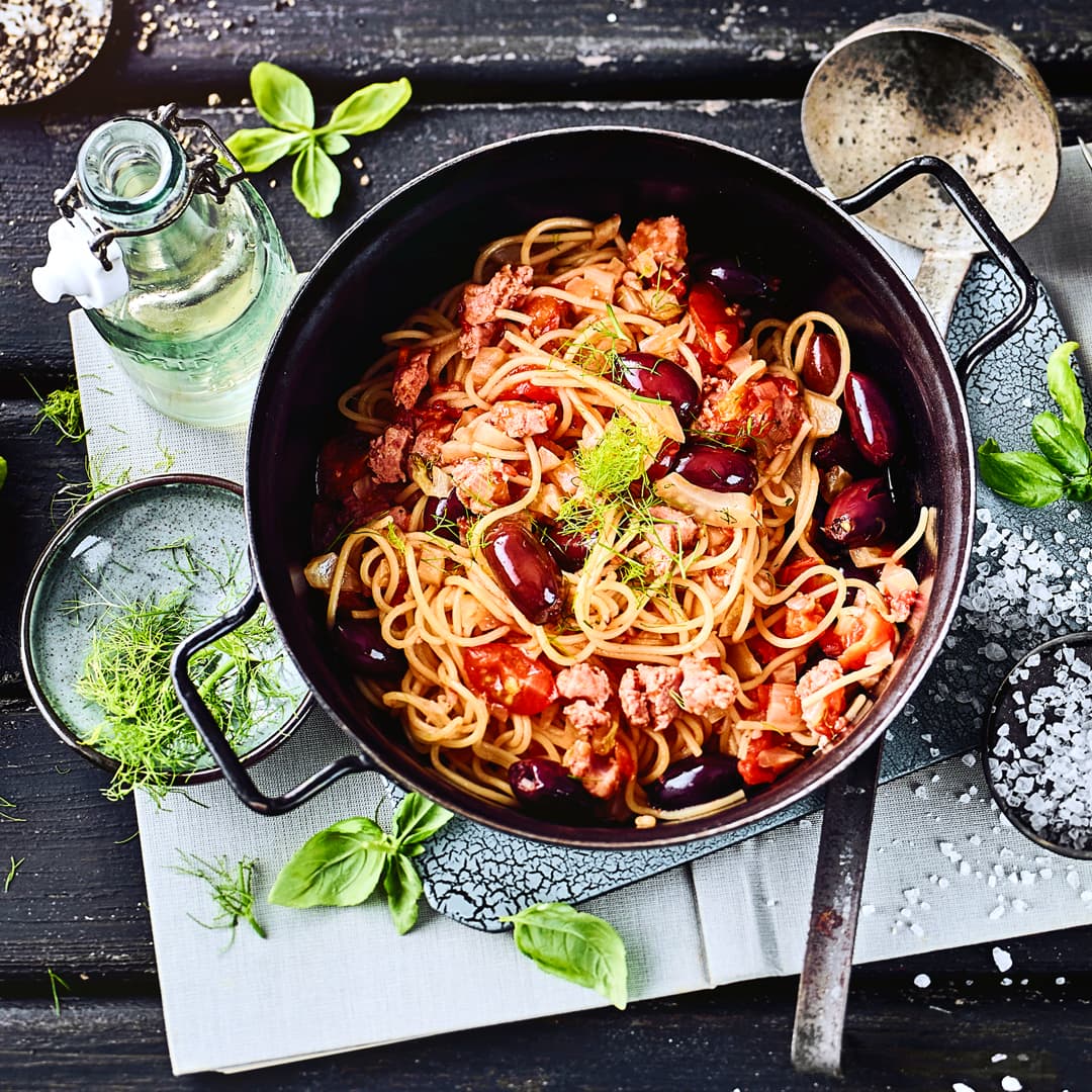 Wenn es mal wieder schnell gehen muss und möglichst wenig Kochgeschirr genutzt werden soll: Probieren Sie unsere One Pot Spaghetti mit Fenchel und Salsiccia.