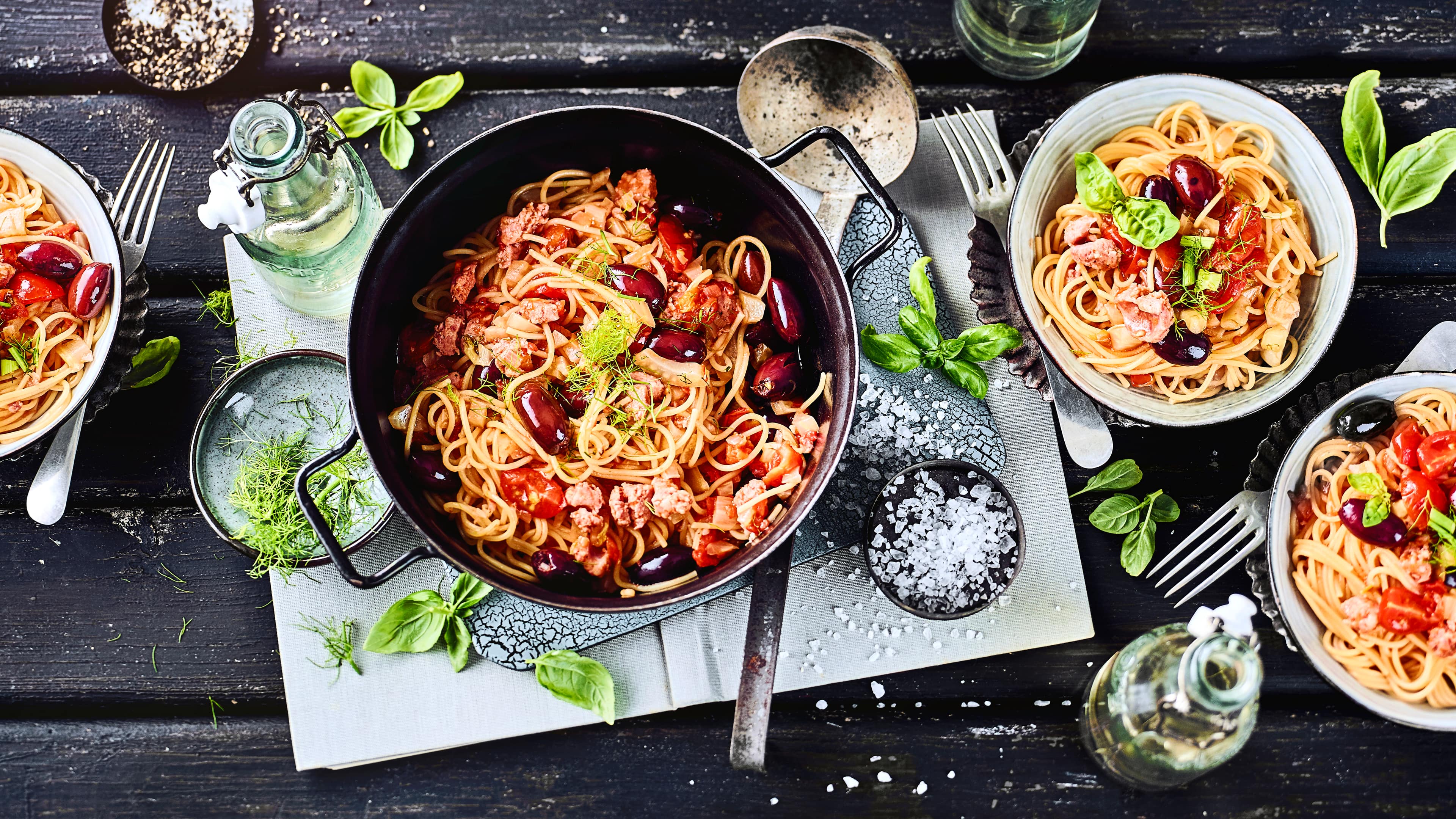One Pot Spaghetti mit Fenchel und Salsiccia Wenn es mal wieder schnell gehen muss und möglichst wenig Kochgeschirr genutzt werden soll: Probieren Sie unsere One Pot Spaghetti mit Fenchel und Salsiccia.