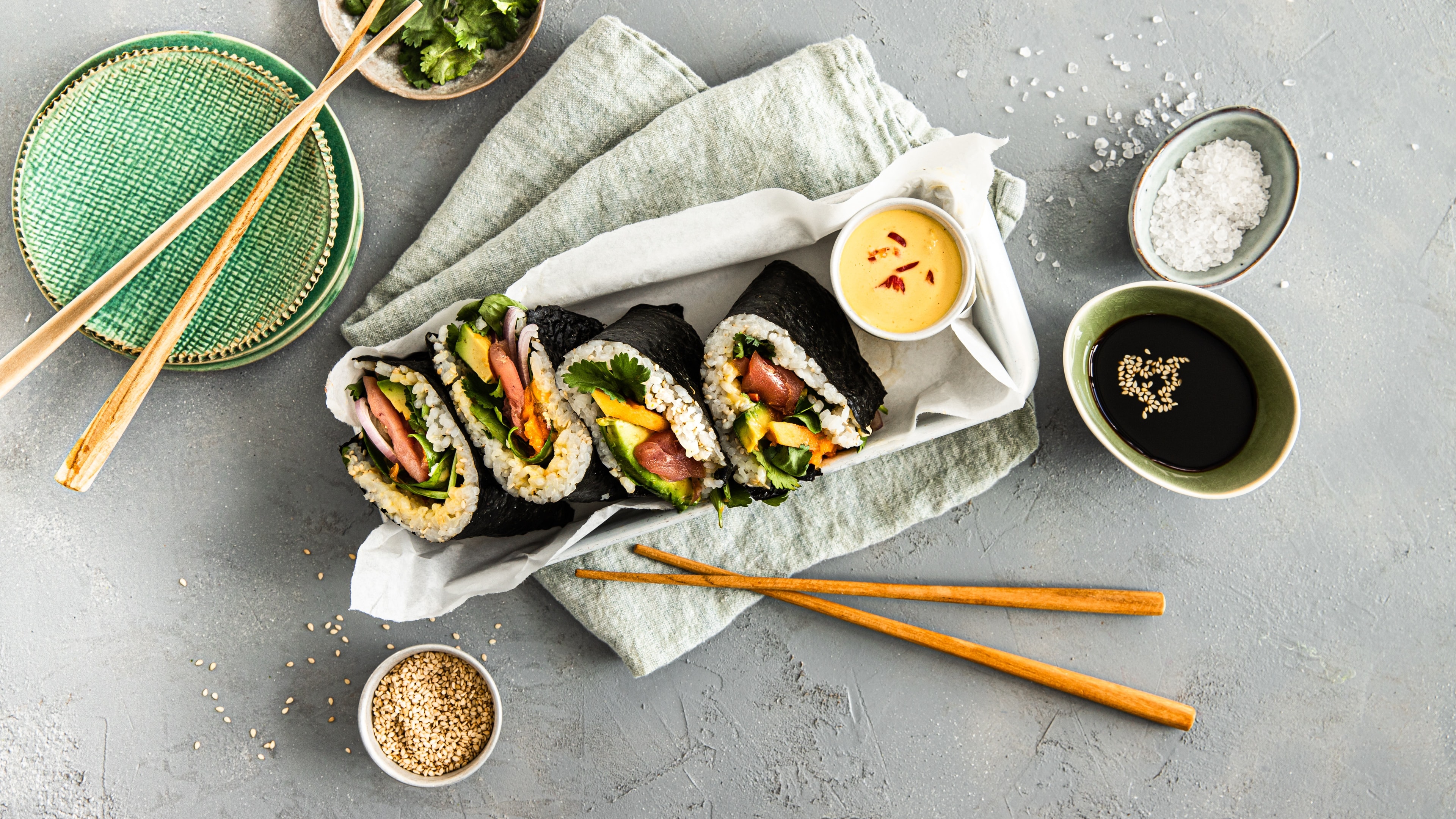 Onigirazu Hier bei uns vielleicht etwas weniger bekannt als Nigiri oder Maki, aber genauso lecker: Onigirazu sind kleine japanische Sushi-Sandwiches.