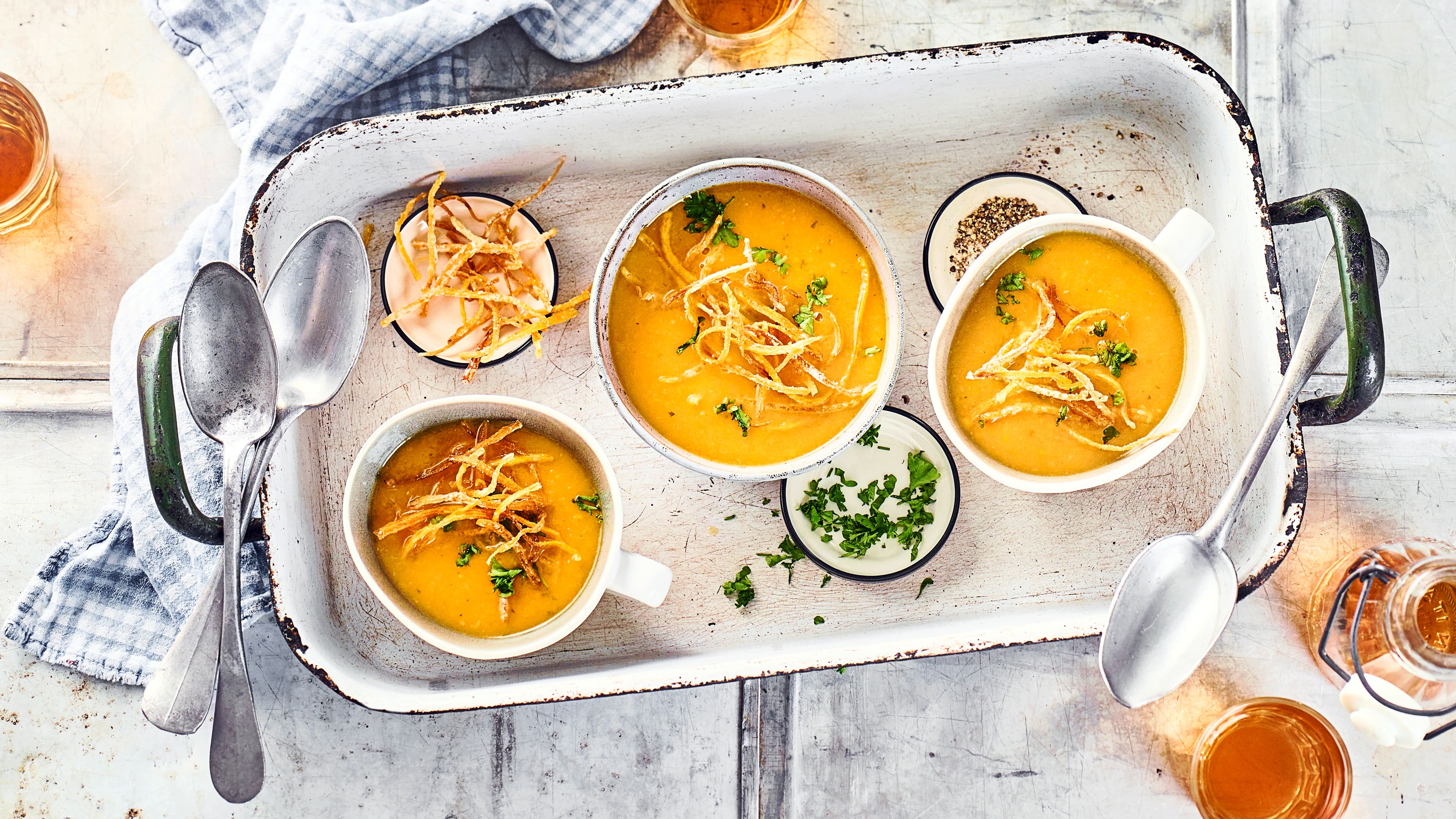 Orangen-Karotten-Suppe Unser Orangen-Karotten-Suppe-Rezept ist super lecker und ganz einfach – in einer halben Stunde kochen Sie damit eine frische Suppe, die garantiert Eindruck machen wird.