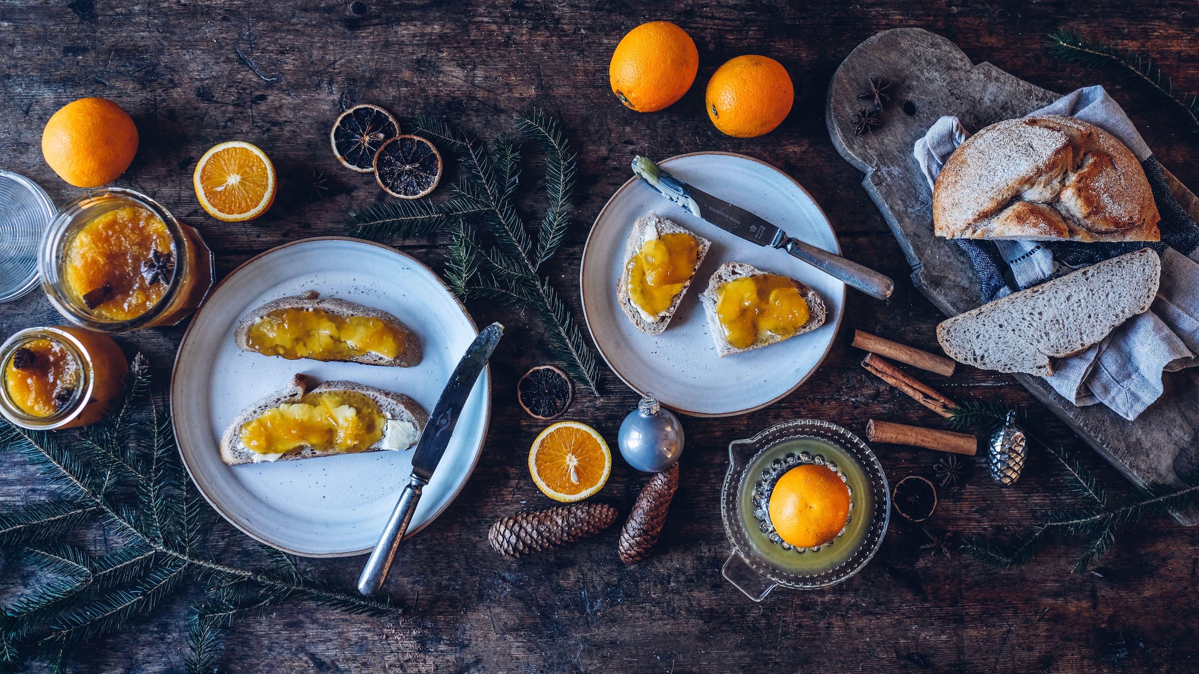 Orangenmarmelade Der süßlich, leicht bittere Geschmack ist unverwechselbar: Wir machen Orangenmarmelade einfach selber und toppen sie mit etwas Sternanis und Zimt.