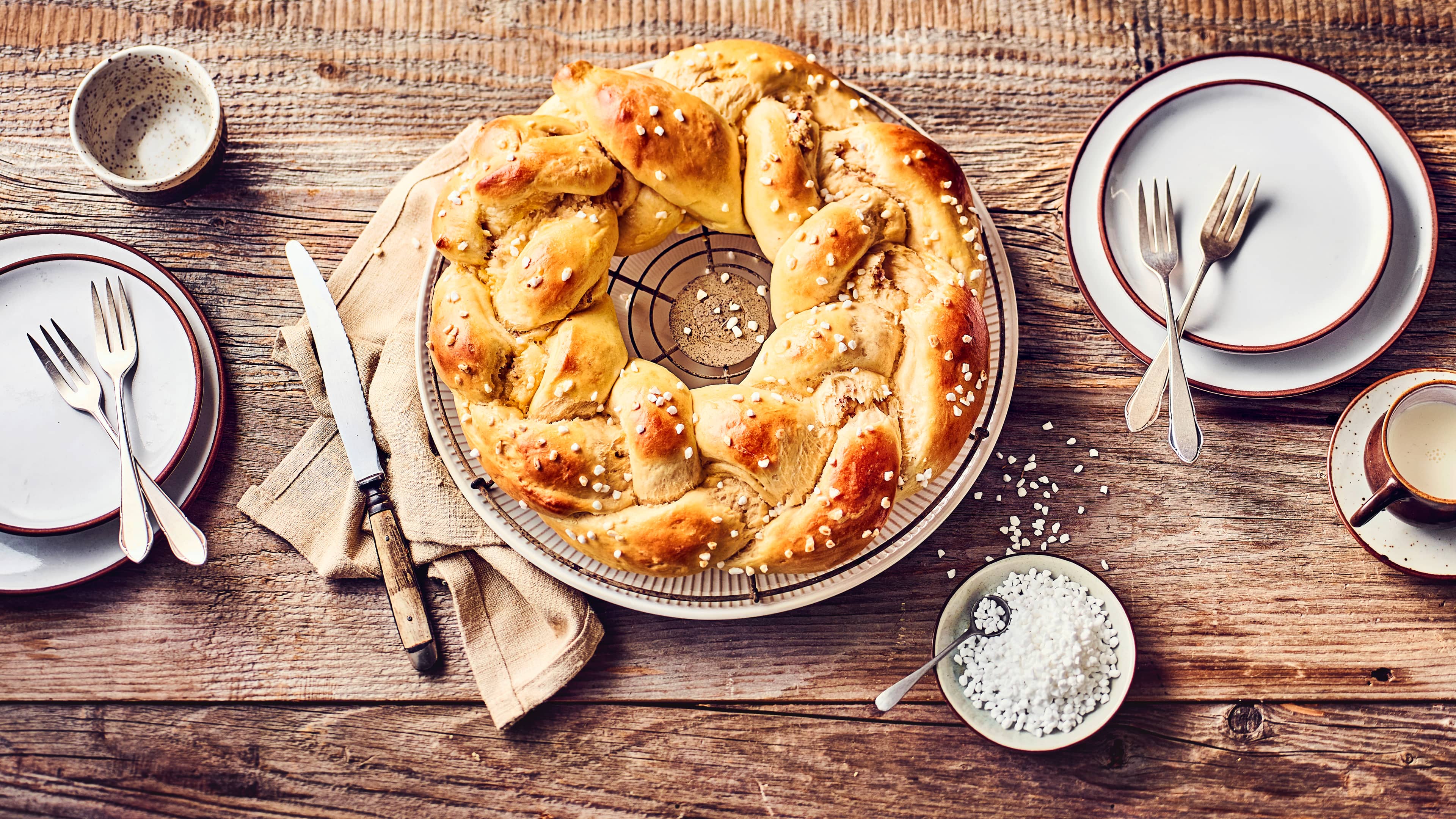 Osterkranz Weicher Hefeteig, der nach Orangen duftet, bringt eine leckere Abwechslung auf Ihren Frühstückstisch. Probieren Sie jetzt unser Osterkranz-Rezept aus!