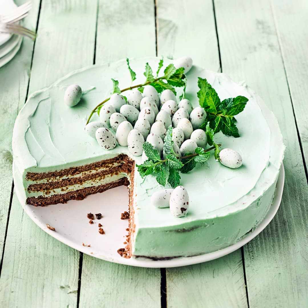 Überaschen Sie Ihre Familie mit diesem raffinierten Gebäck zum Osterfest: Probieren Sie unsere Torte mit Kakao-Mandel-Boden und einer Füllung aus Frischkäse, Butter und frischer Minze – in einer Stunde zubereitet!