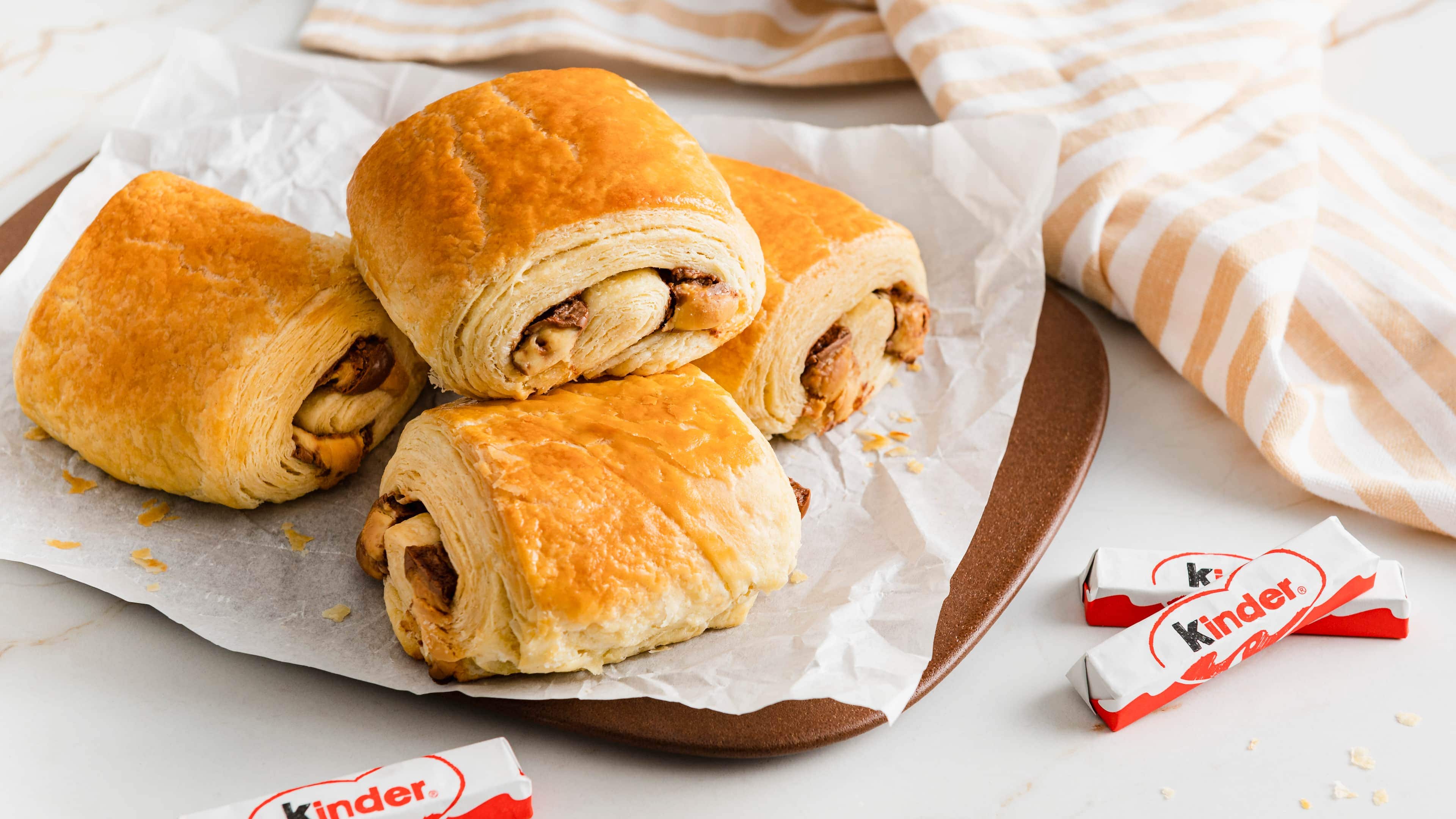 Pain au Chocolat mit kinder Schokolade Pain au Chocolat mit kinder Schokolade