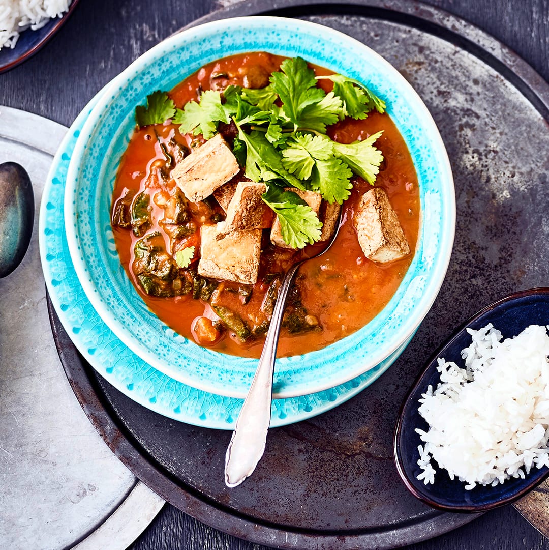 Heute auf dem Speiseplan ein indisches Curry mit Spinat, Tomaten, vielen Gewürzen und Paneer – einem leicht bröseligen Frischkäse aus Kuhmilch.