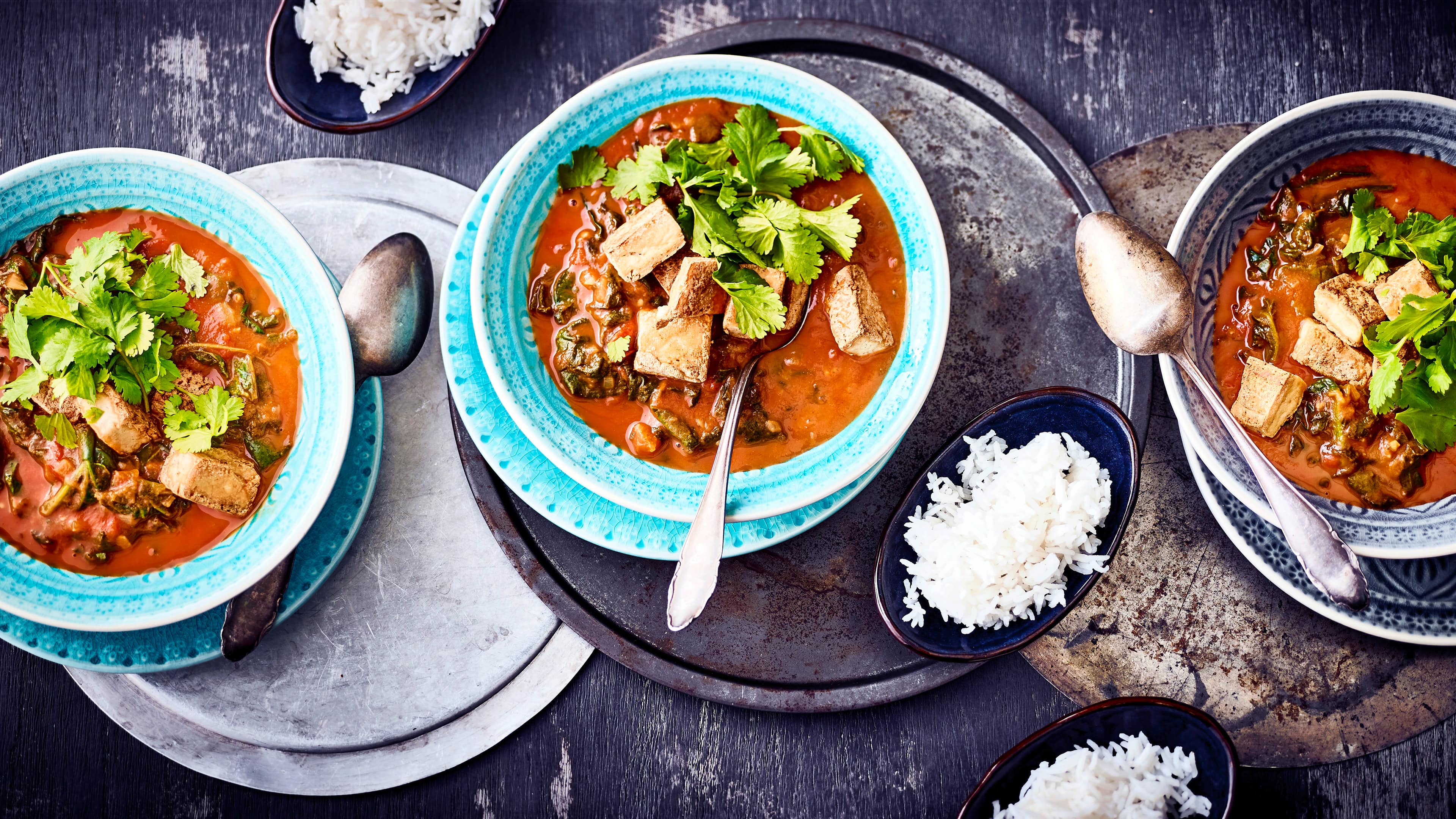 Heute auf dem Speiseplan ein indisches Curry mit Spinat, Tomaten, vielen Gewürzen und Paneer – einem leicht bröseligen Frischkäse aus Kuhmilch.
