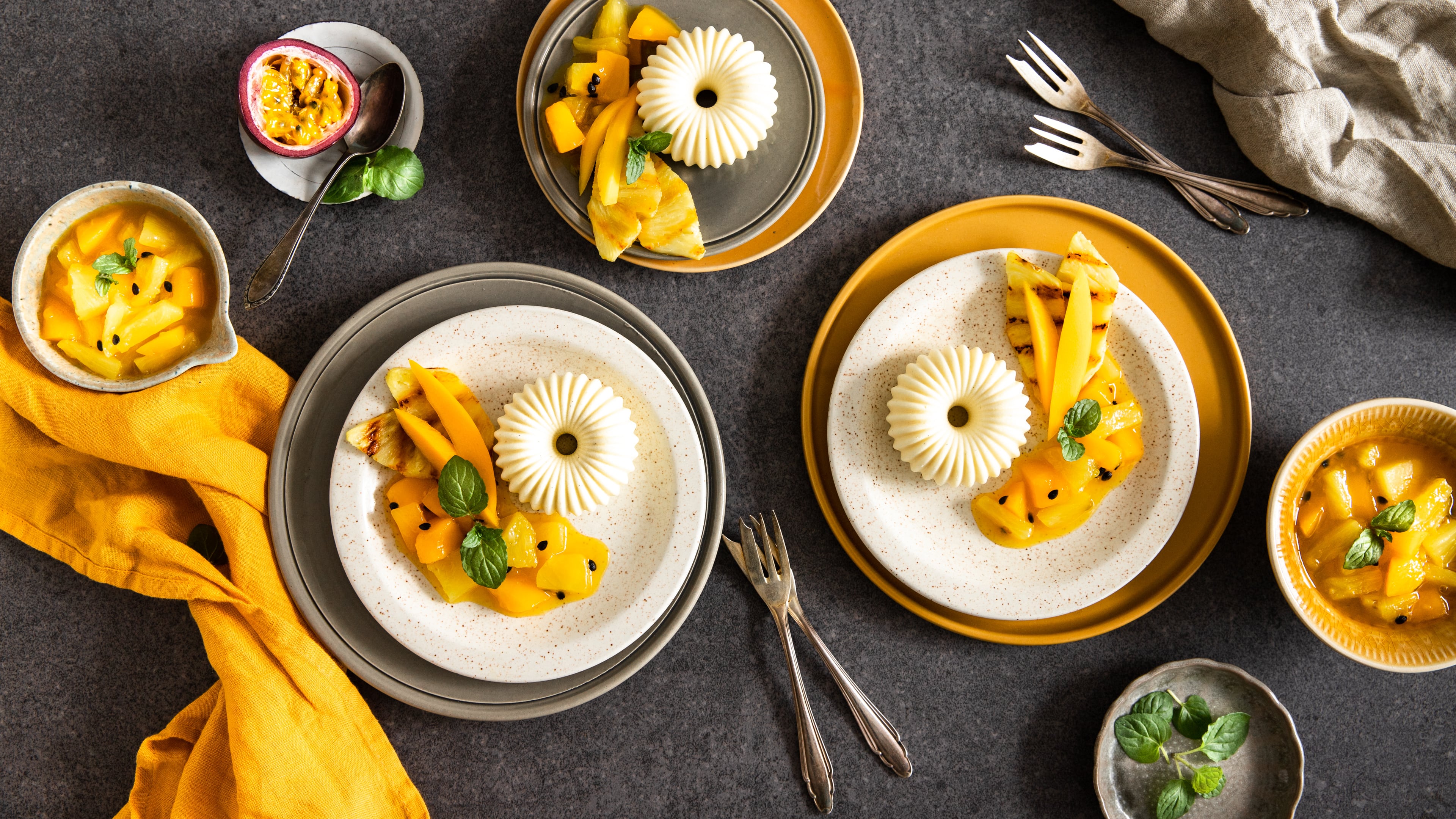 Panna Cotta mit Mango Begeistern Sie ihre Gäste mit unserem Rezept für ein Panna Cotta aus Mango, Vanillemark, Zucker und Sahne mit einem Kompott aus allerlei exotischer Früchte – gleich ausprobieren!