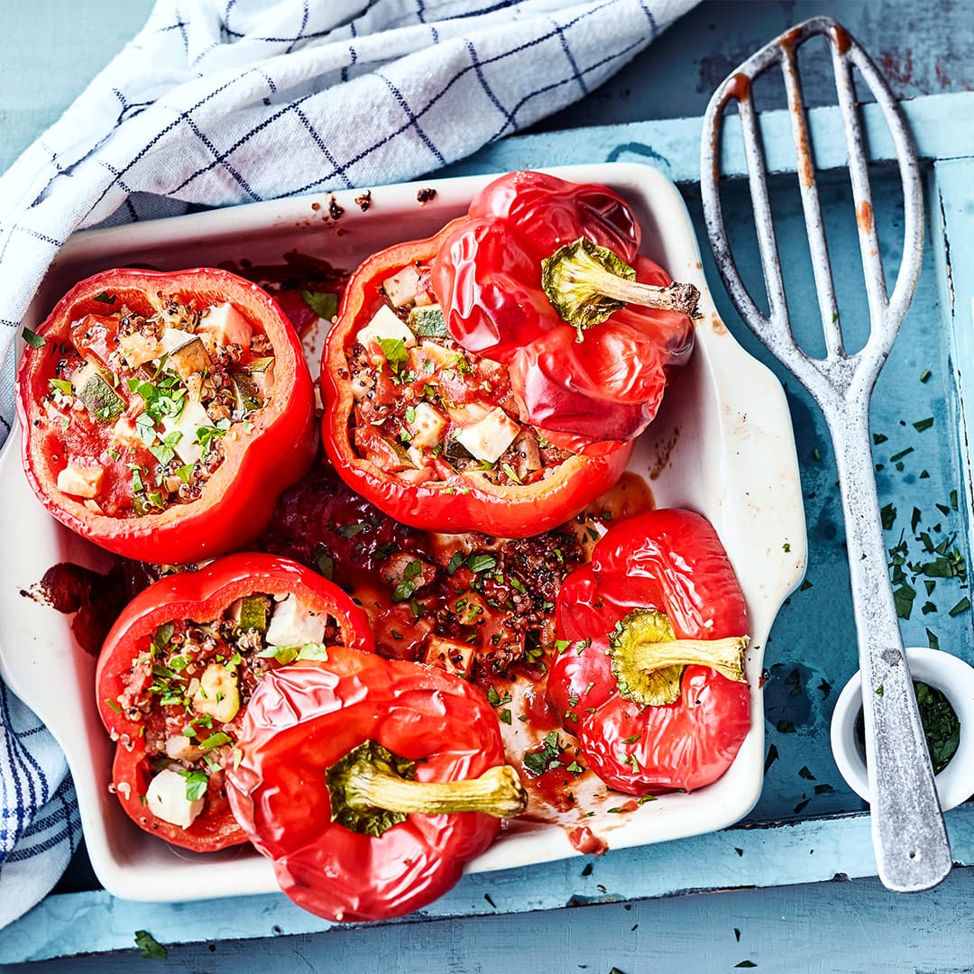 Rote Paprikaschoten vegetarisch gefüllt mit Quinoa, Gemüse und Feta - schmeckt lecker mediterran und ist eine fleischlose Alternative zu der klassischen Hackfleisch-Füllung.