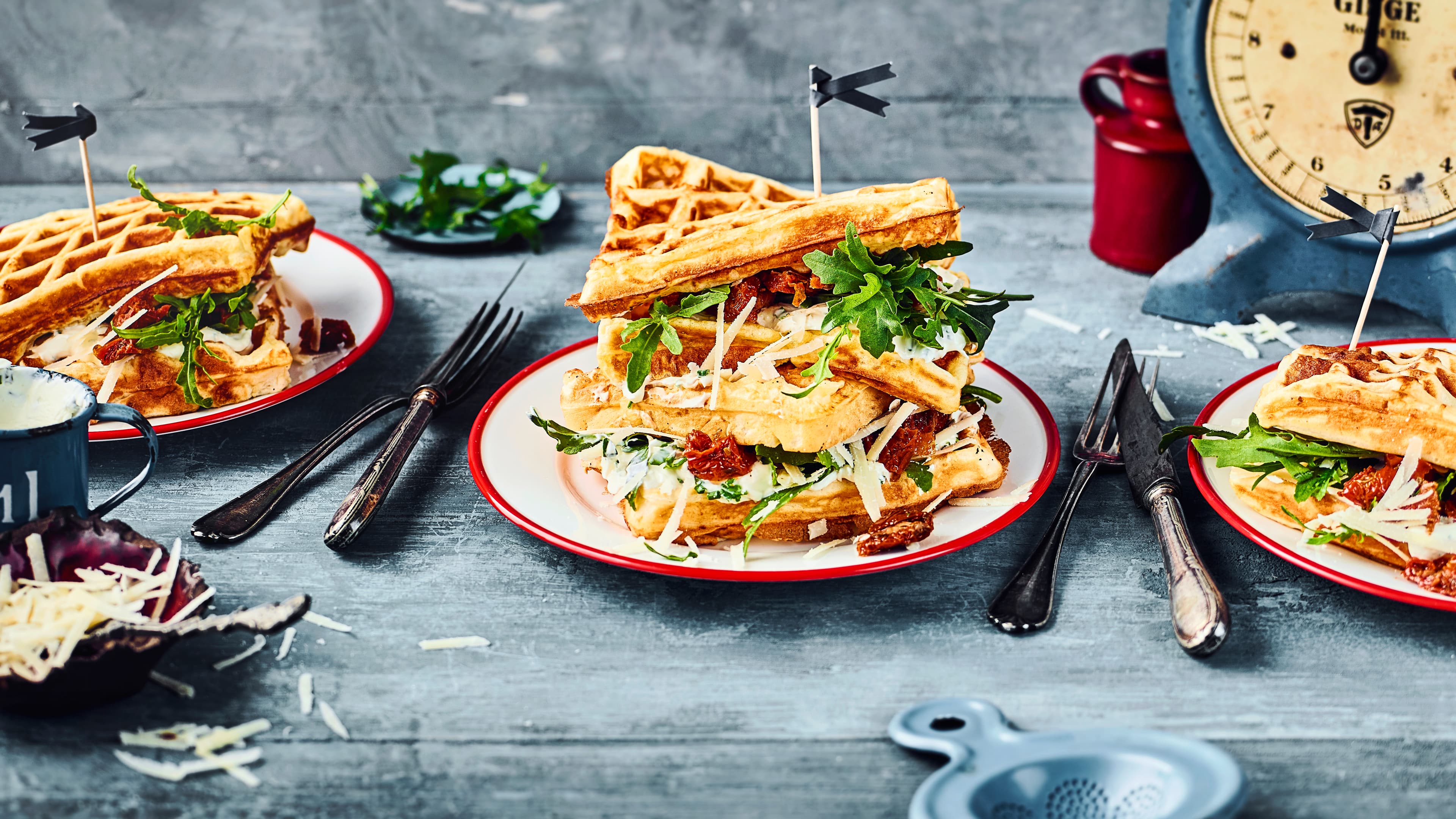 Parmesanwaffeln mit Dip Parmesanwaffeln mit Rucola und getrockneten Tomaten gefüllt, dazu ein frischer Schnittlauchdip.
