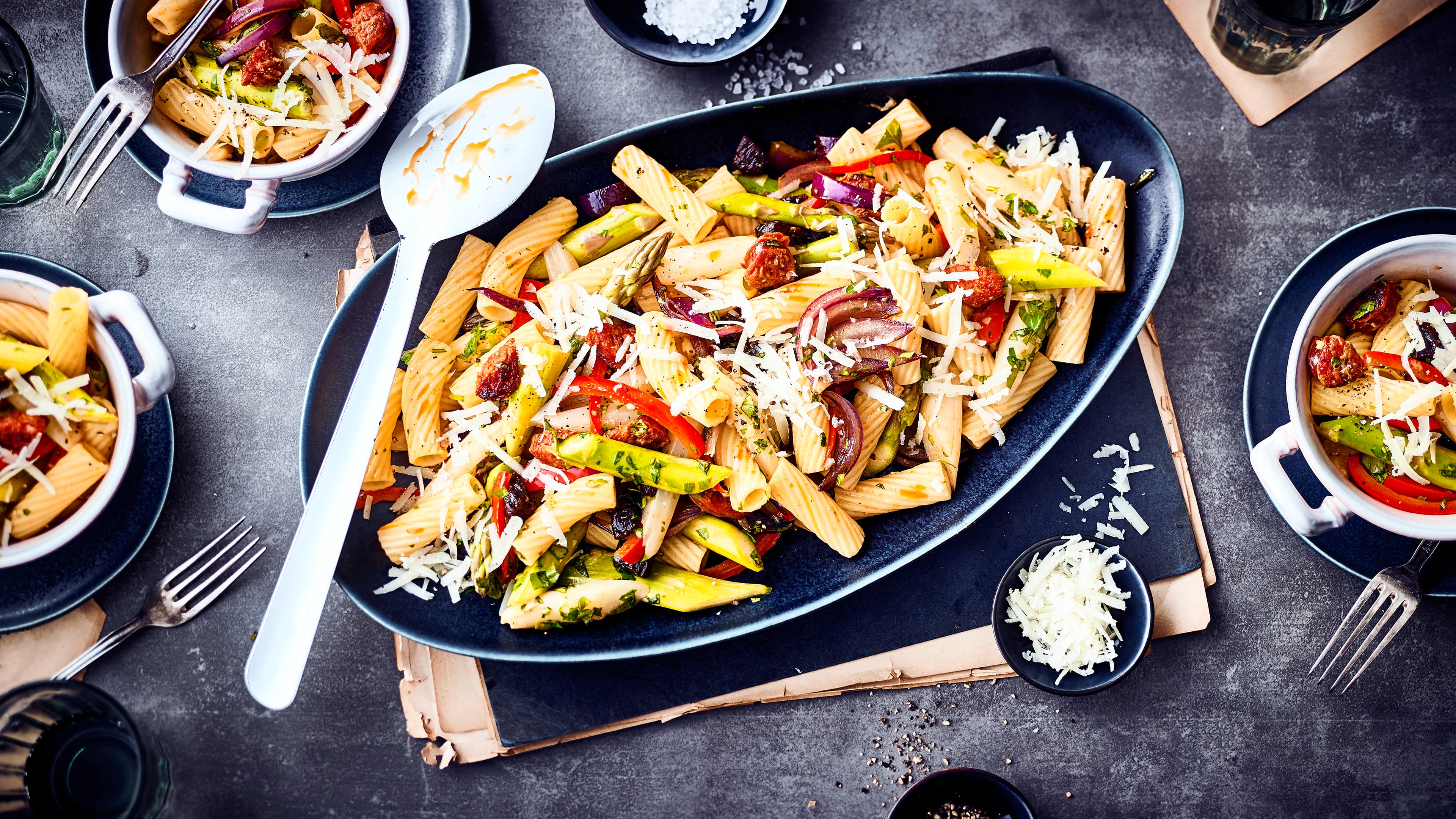 Pikantes Nudelgericht: Probieren Sie unsere Pasta mit Chorizo, grünem und weißem Spargel sowie getrockneten Pflaumen und Manchego-Käse!