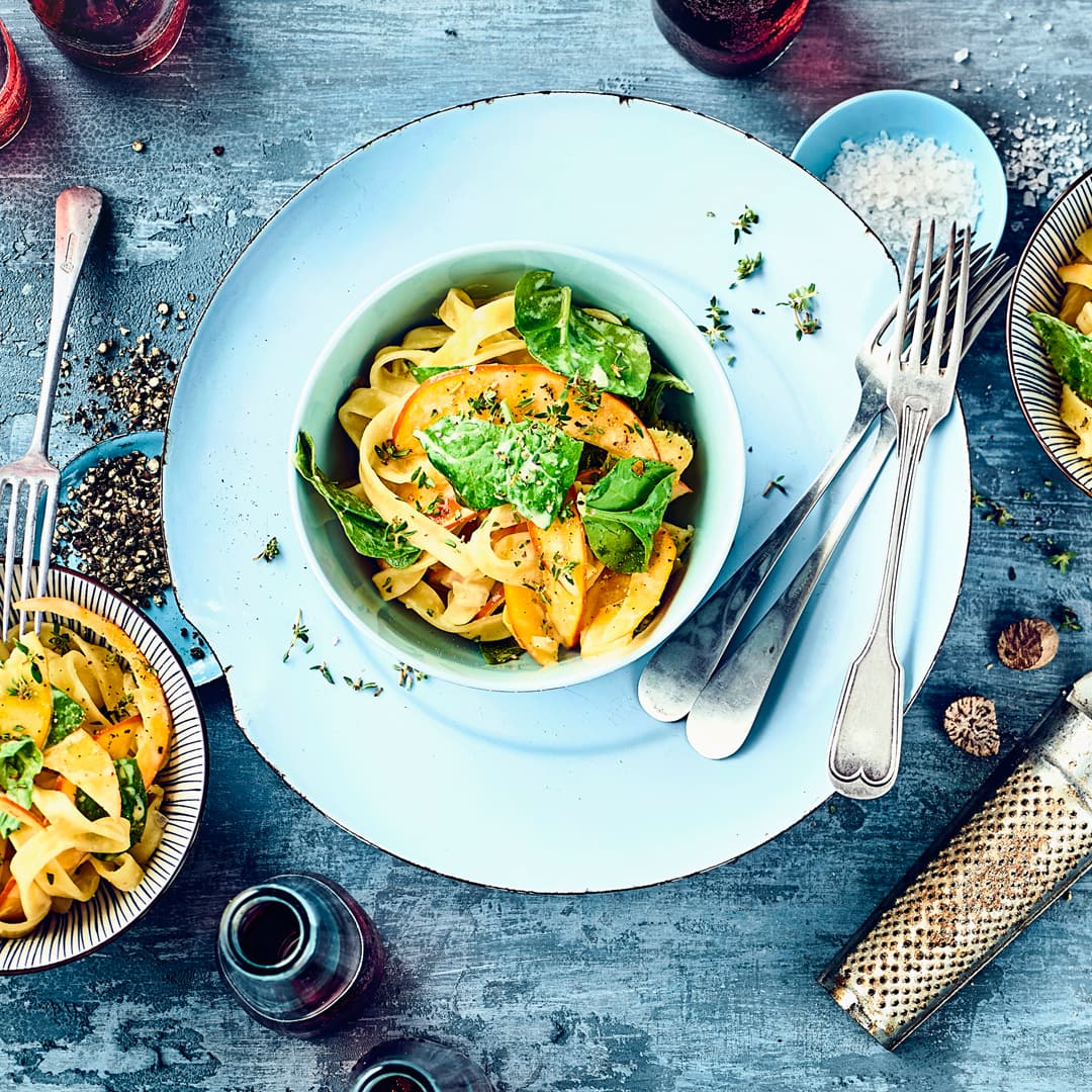 Entdecken Sie Kürbis als köstliche Zutat für ein Nudelgericht: Unsere Pasta wird außerdem mit Spinat, Ziegenkäse und einer Sahnesoße verfeinert!