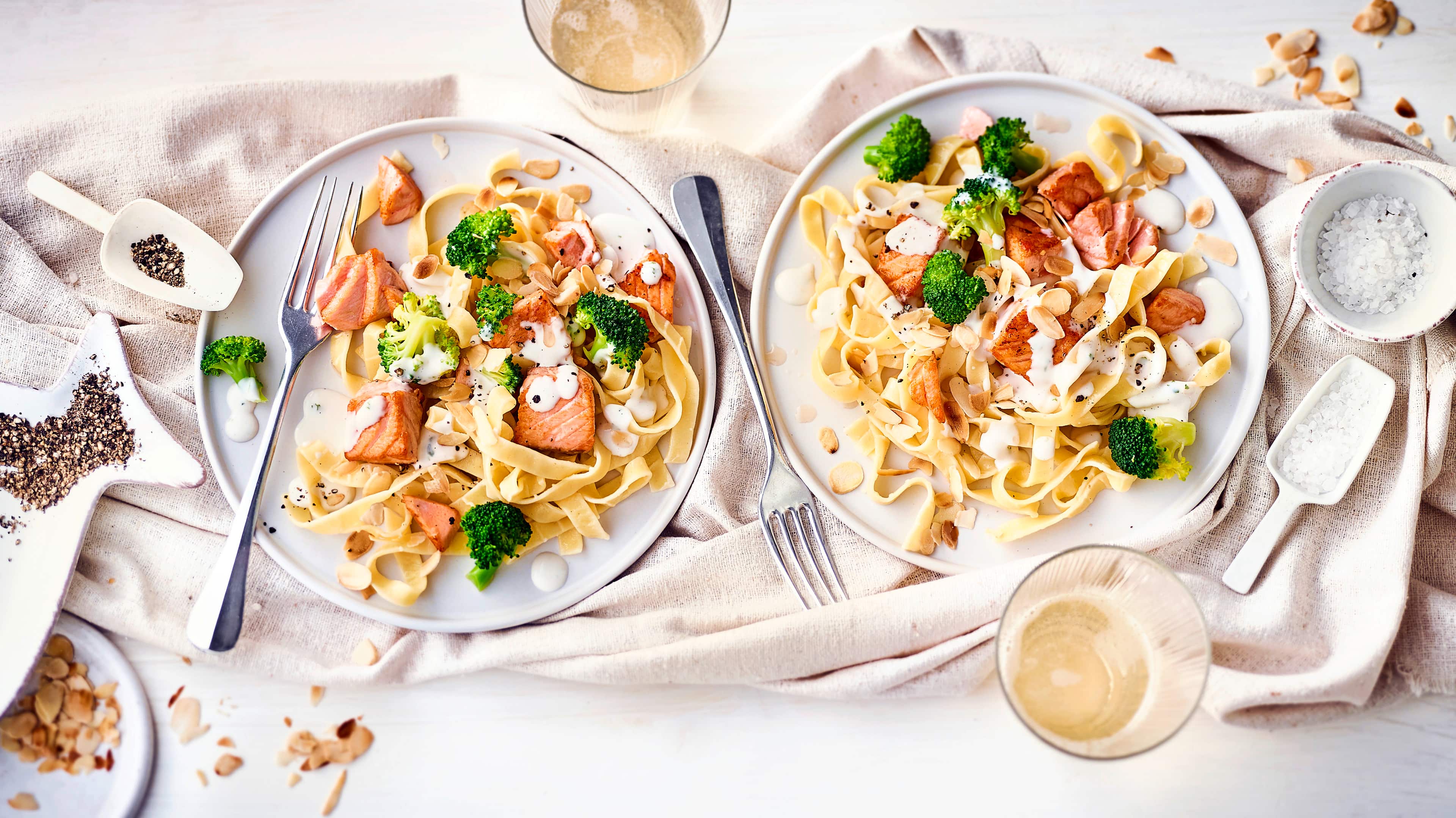Pasta mit Lachs & Brokkoli Schnelles Pastagericht mit Fisch und Gemüse: Probieren Sie unsere Tagliatelle mit Lachs, Brokkoli-Röschen und Mandelblättchen – fertig in 30 Minuten!