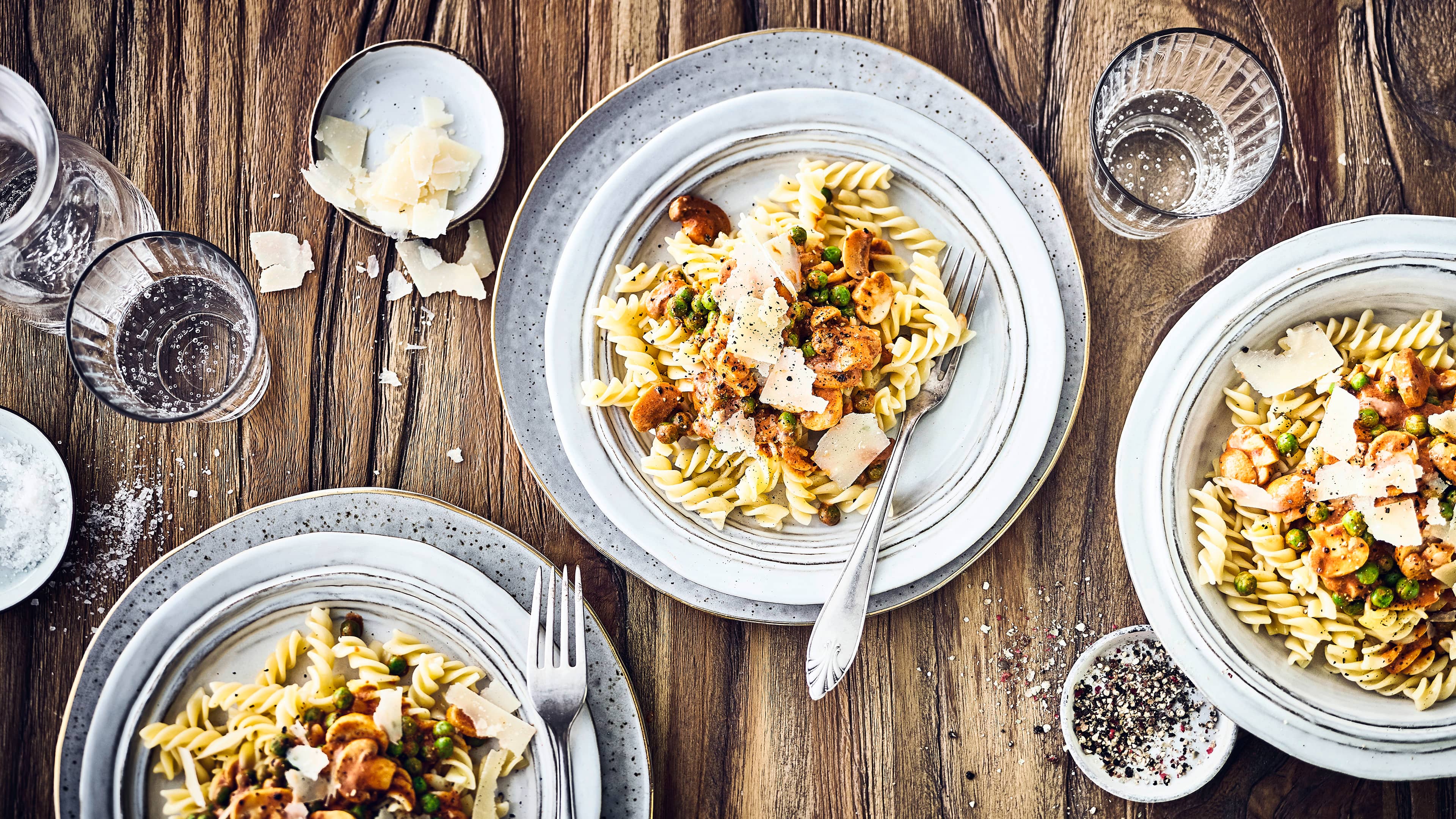 Pasta mit Pilz-Tomatensauce Sie haben Appetit auf Pasta, aber wenig Zeit? Dann probieren Sie unsere Spiralnudeln mit einer Soße aus Pilzen, Tomatenmark, Pesto, Erbsen und Frischkäse – fertig in 20 Minuten!