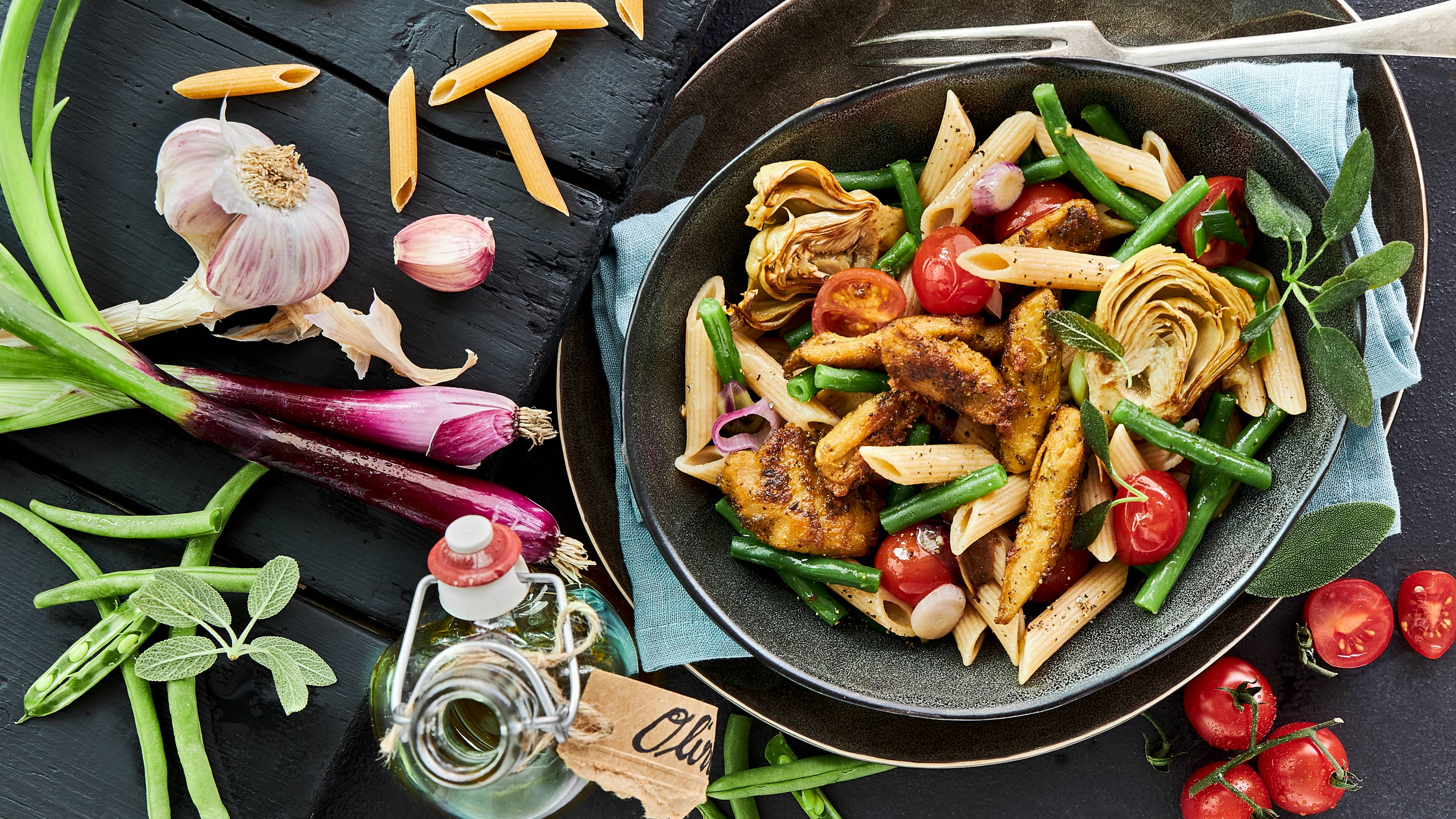 Penne Integrale mit gebratenen Artischocken-Herzen Genießen Sie unser vegetarisches Rezept für Penne Integrale mit gebratenen Artischocken-Herzen – mit veganem Fleischersatz und vielen frischen Zutaten.