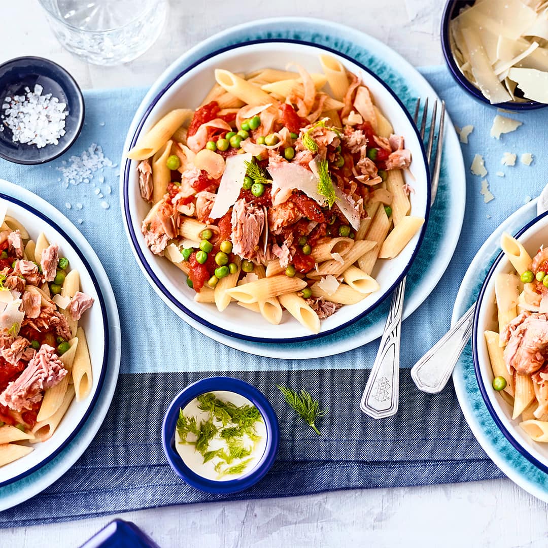 Probieren Sie unser pikantes Pastagericht: Penne mit einer Soße aus Tomaten, Erbsen, Orangensaft und Fenchel mit Thunfischfilet – in 45 Minuten zubereitet!