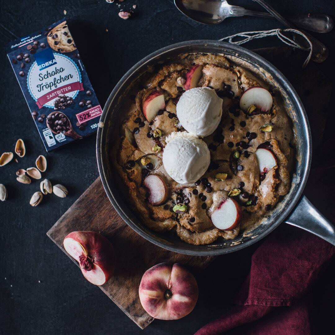Ein Cookie aus der Pfanne? Unbedingt! Unser leckerer Pfannen-Cookie mit Schokotropfen und Vanilleeis bringt alle Herzen zum Schmelzen!