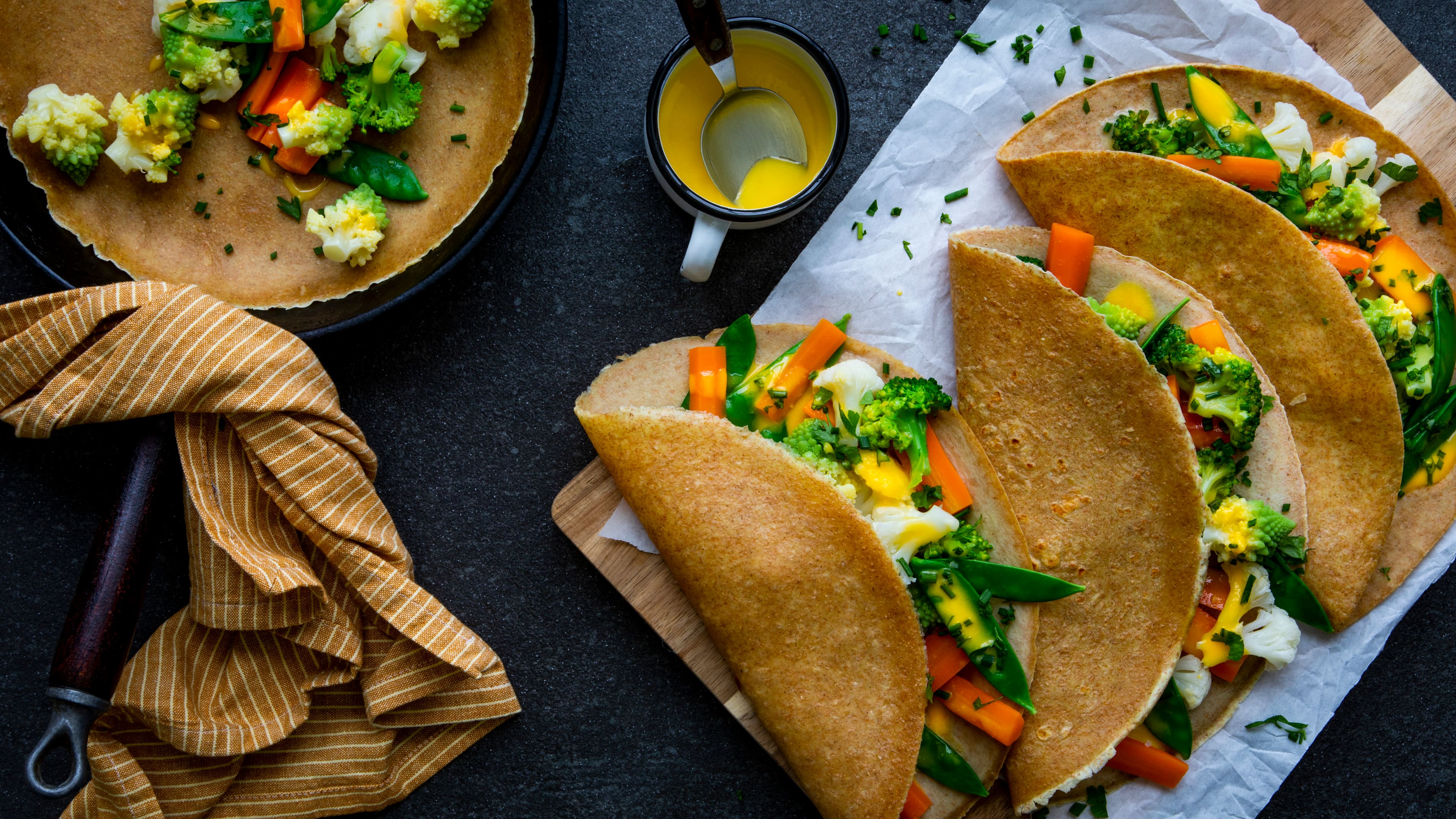 Pfannkuchen mit Gemüse Pfannkuchen auf salzige Art! Geben Sie leckeres Gemüse auf weichen Teig aus Dinkelvollkornmehl und kochen Sie eine vegetarische Mahlzeit, die satt macht und ohne großen Aufwand zubereitet werden kann.
