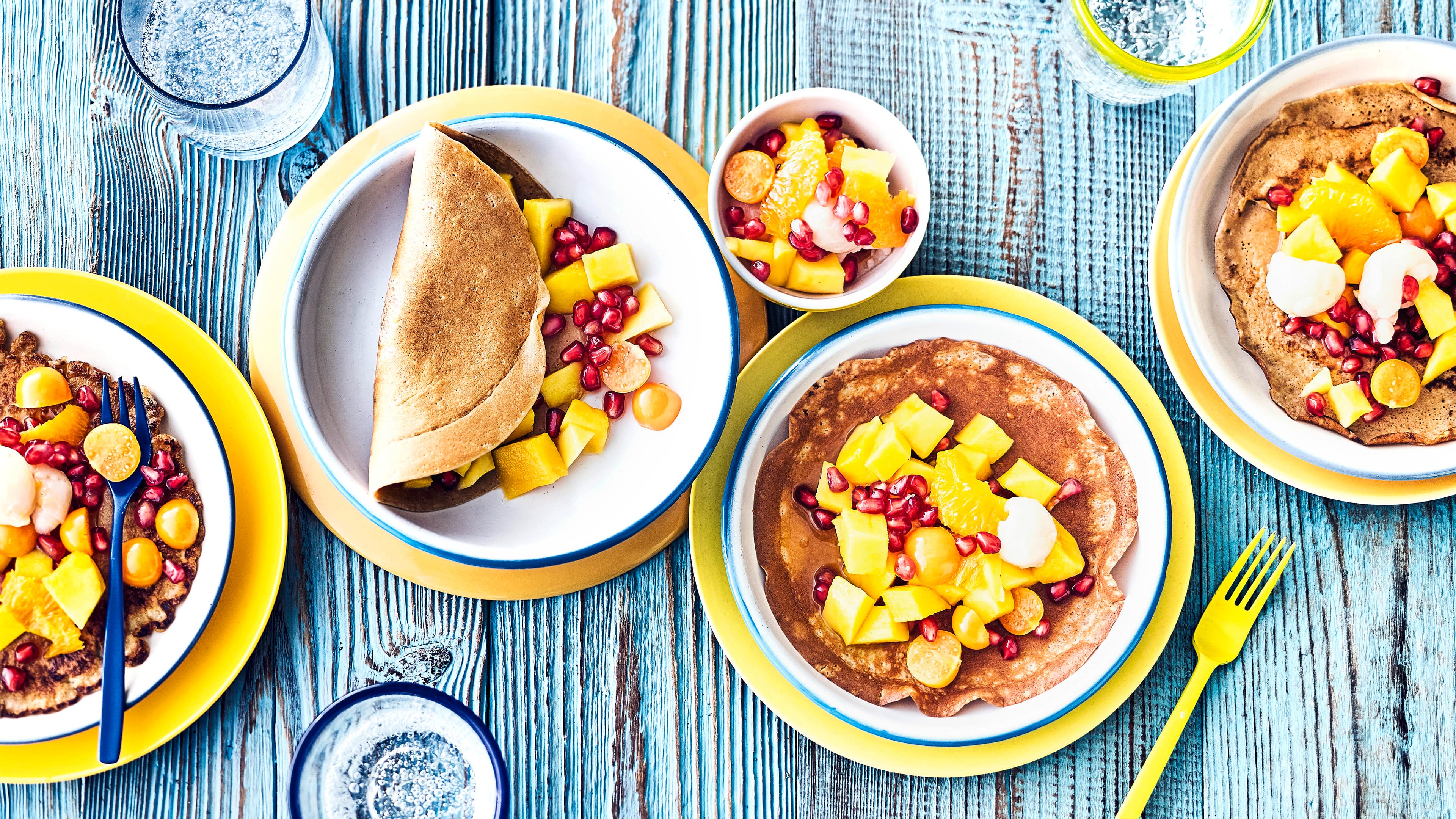 Probieren Sie unsere leckeren Pfannkuchen aus Dinkelvollkornmehl mit einem exotischen Obstsalat aus Mango, Litschi, Granatapfel und Physalis!