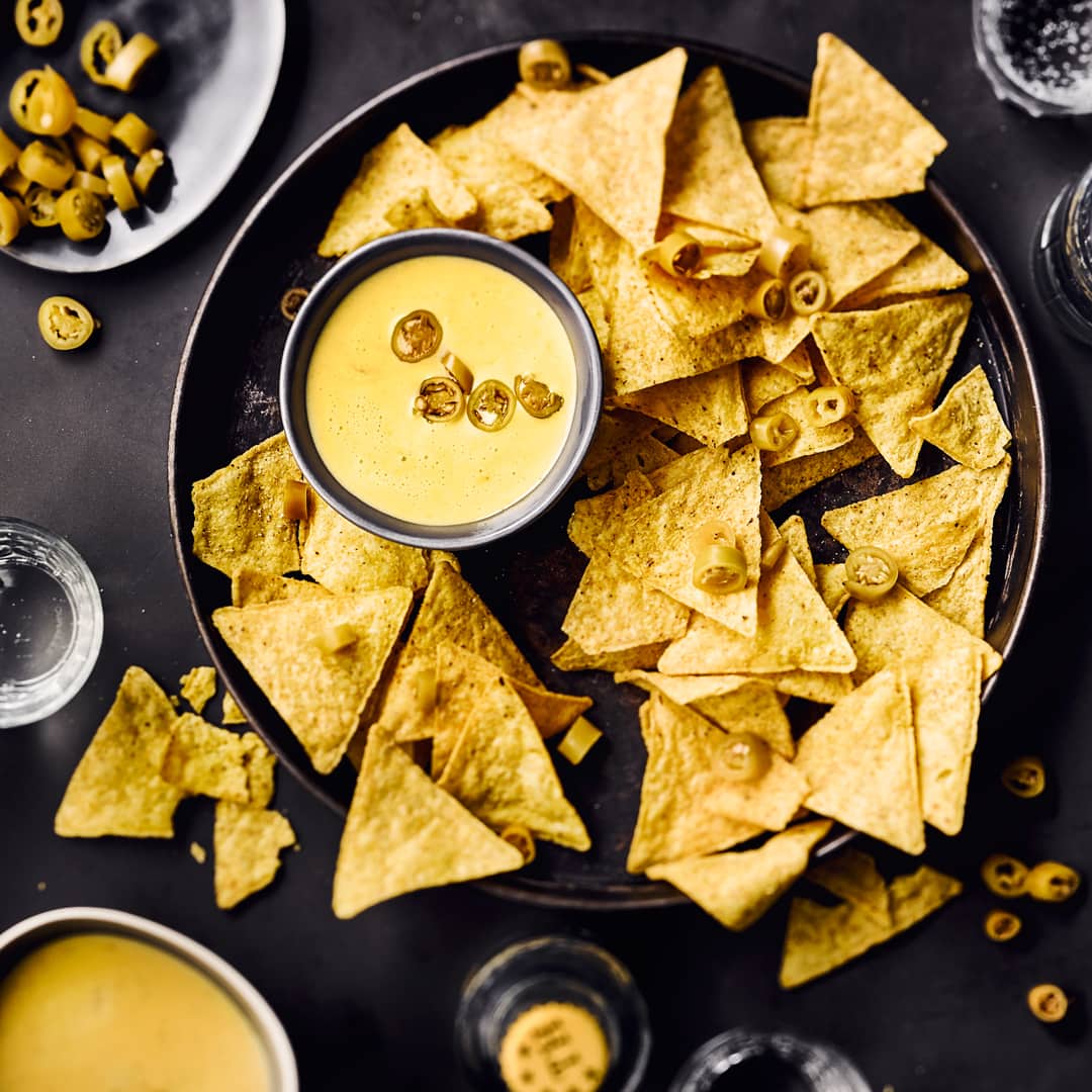 Dieser feurige Dip passt gut zu Nachos oder Grissinis: Probieren Sie unsere Soße aus Bohnenpfefferone, Kondensmilch und geriebenem Gouda- und Cheddar-Käse – fertig in 20 Minuten!