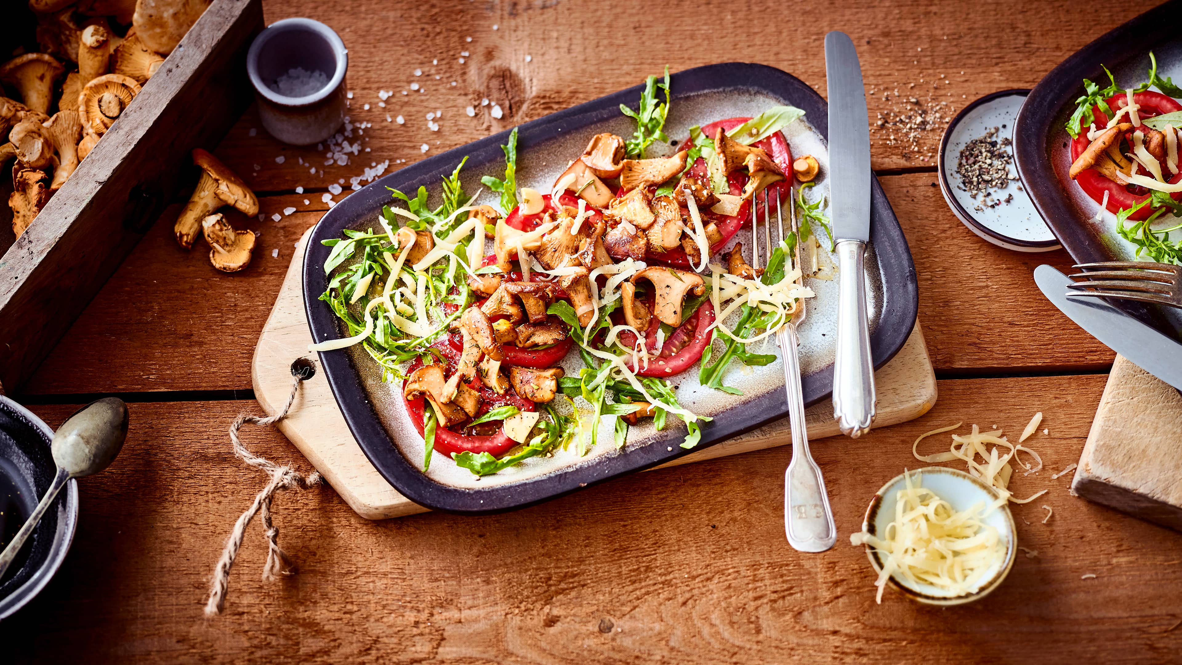 Pfifferlingssalat In unserem Pfifferlingssalat-Rezept vereinen sich die Edelpilze mit Rucola, Tomaten und Bergkäse zu einer unwiderstehlichen Köstlichkeit.