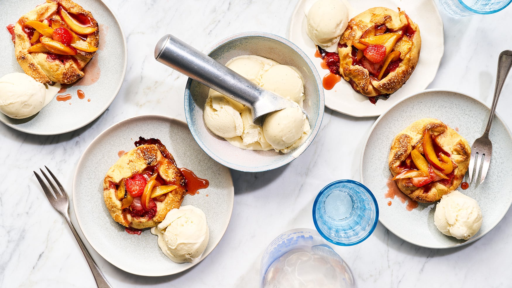 Pfirsich-Galette mit Erdbeeren Pfirsich-Galette mit Erdbeeren