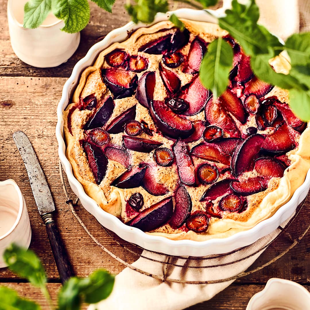 Delikatessen auf dem Saisonkalender: Probieren Sie unsere Tarte mit frischen Pflaumen, Mirabellen und einer sahnigen Mandelcreme – fruchtig und süß!