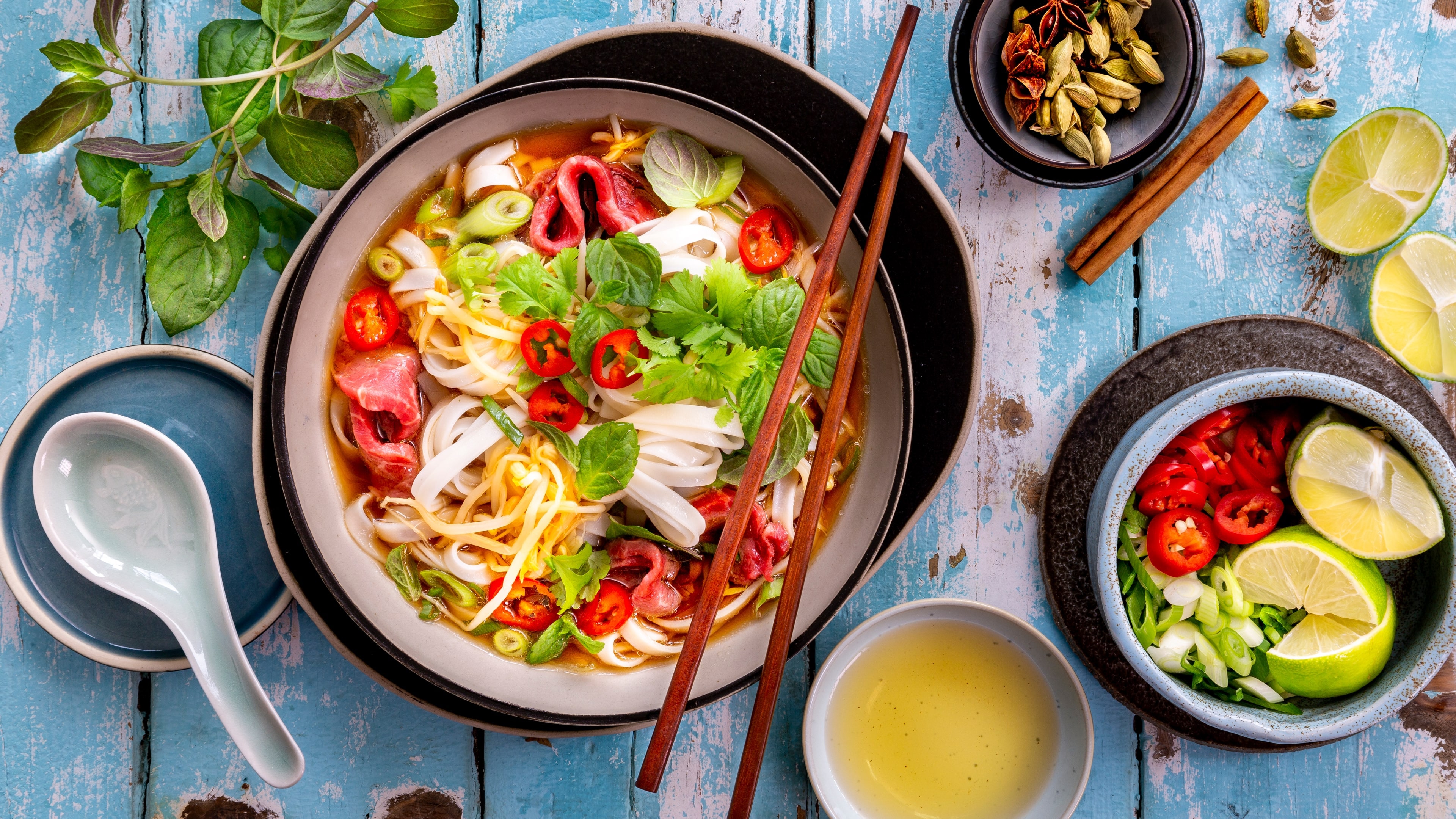 Pho Bo Pho Bo ist eine vietnamesische Nudelsuppe mit Rindfleisch. Während sie in Vietnam meist als Frühstück gereicht wird genießen wir sie mittags oder abends.