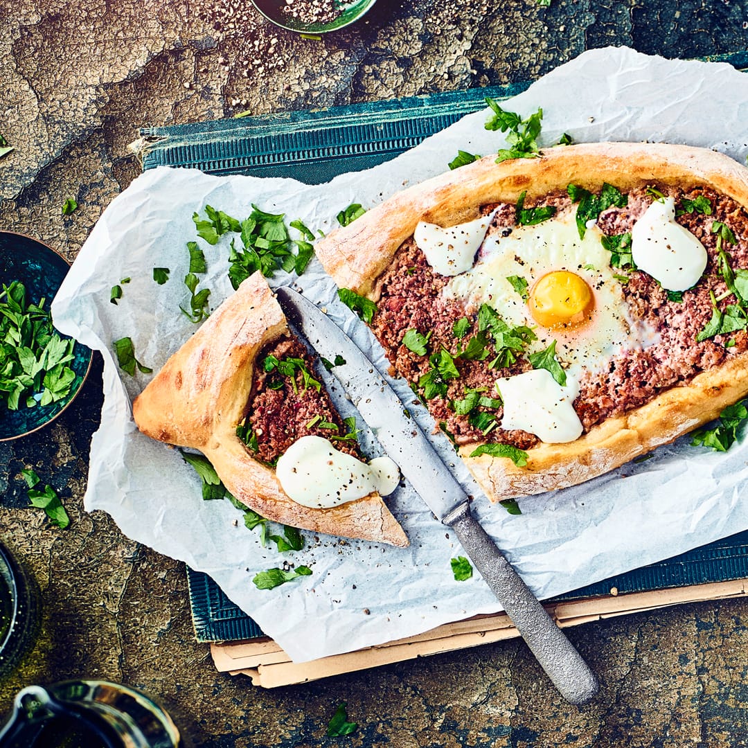 Bereiten Sie mit unserem Rezept leckere türkische Teigfladen, gefüllt mit allerlei Köstlichkeiten, zu und genießen Sie würzige Pide mit Hackfleisch.