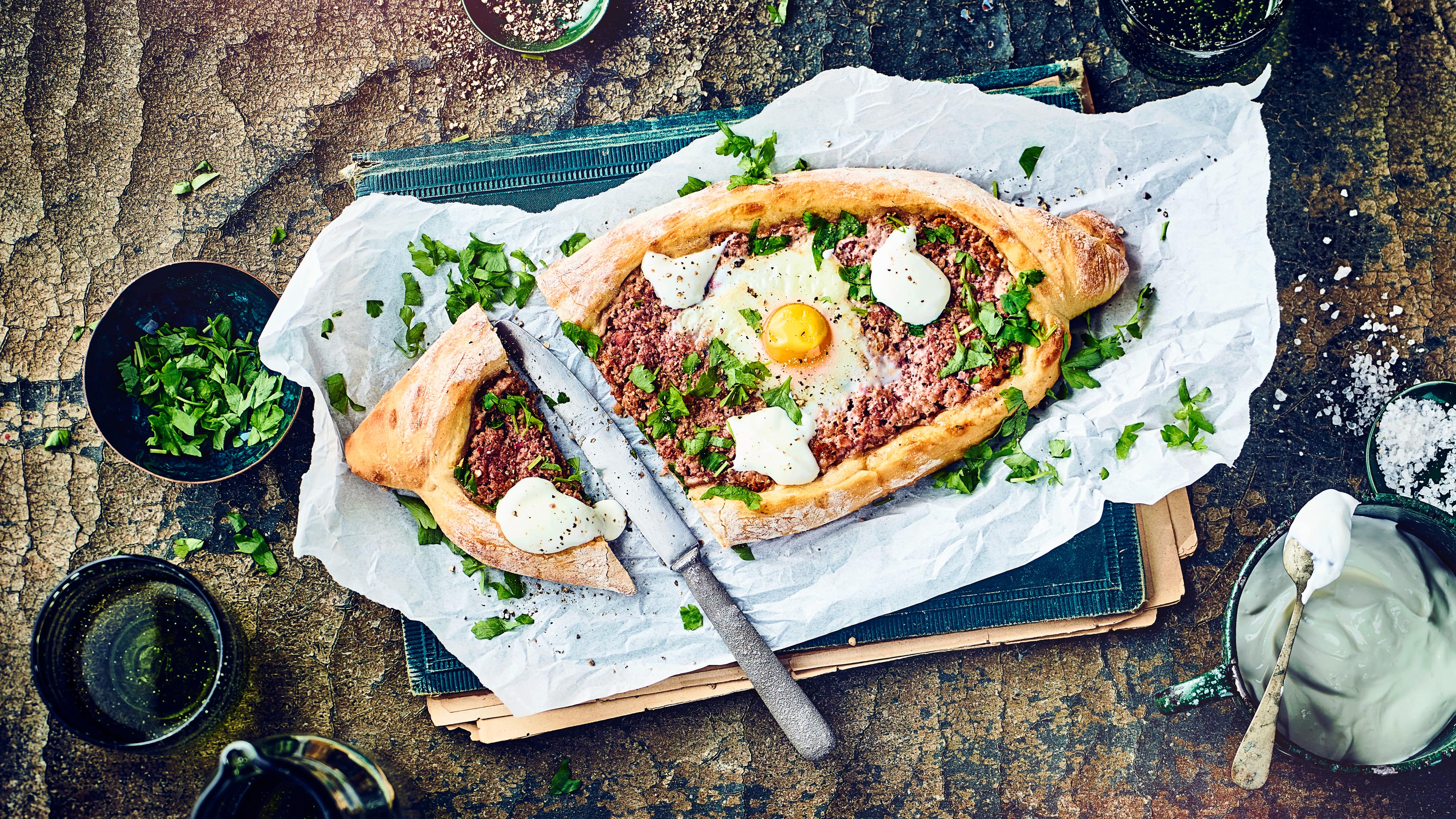 Bereiten Sie mit unserem Rezept leckere türkische Teigfladen, gefüllt mit allerlei Köstlichkeiten, zu und genießen Sie würzige Pide mit Hackfleisch.