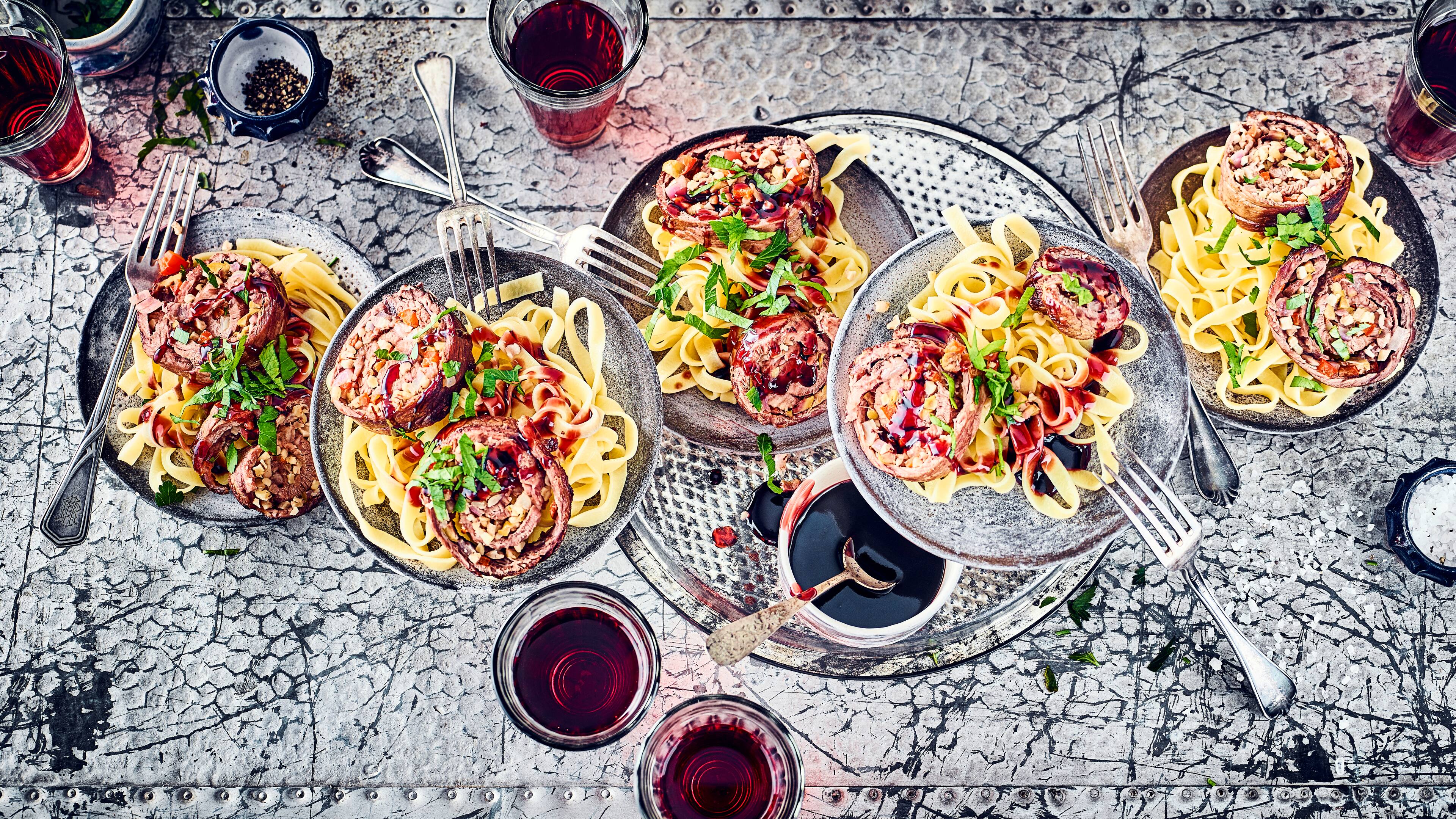 Pikante Rinderrouladen Wie wäre es mit Rinderrouladen mit einer etwas anderen Füllung? Probieren Sie unsere pikante Variante mit Paprika, Oliven und gehackten Mandeln und einer leckeren Möhren-Sellerie-Rotwein-Soße!