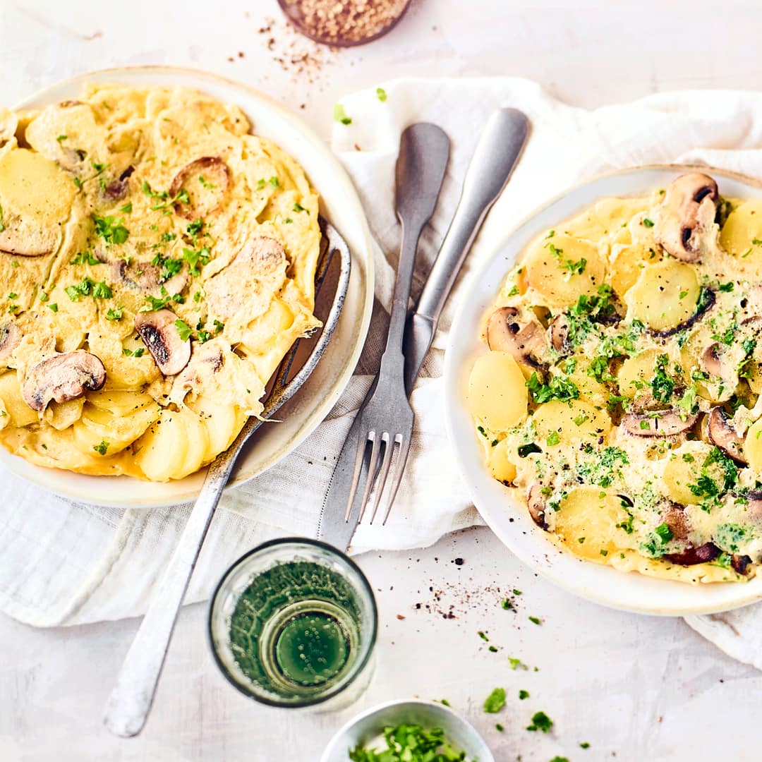 Manche Tage fordern einen etwas herzhafteren Start. Eier müssen sein, genügen jedoch nicht ganz. Mit unserem Kartoffelomelette-Rezept wird der Tag perfekt.